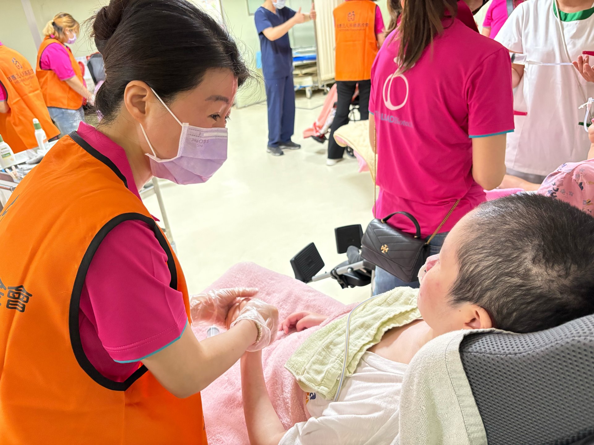 天麗生技成員為院民擦拭乳液