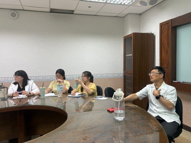 部立玉里醫院兒童青少年精神科主任游舜杰醫師(右一)與團隊。