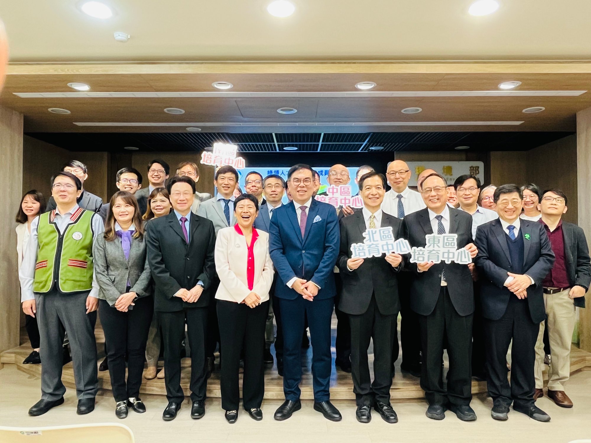 環境部彭啟明部長偕施文真次長與原住民族委員會高文斌副處長(左1)、勞動部沈文麗組長(左2)、衛生福利部林名男副執行長(右1)及四區聯盟成員合照留影