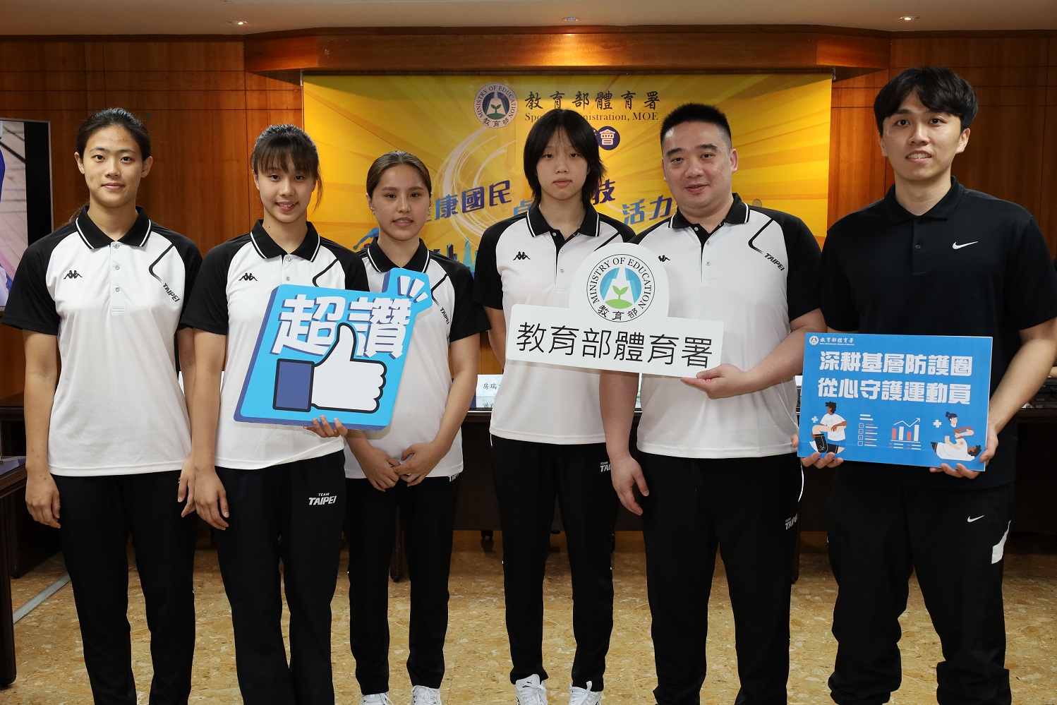 臺北市立松山高中游泳隊柯杰甫教練(左2)與鄭仲翔防護員(左1)出席分享校園運動防護的重要性，該校隊更在防護支援下取得今年度全中運高中女子組游泳總錦標第一名