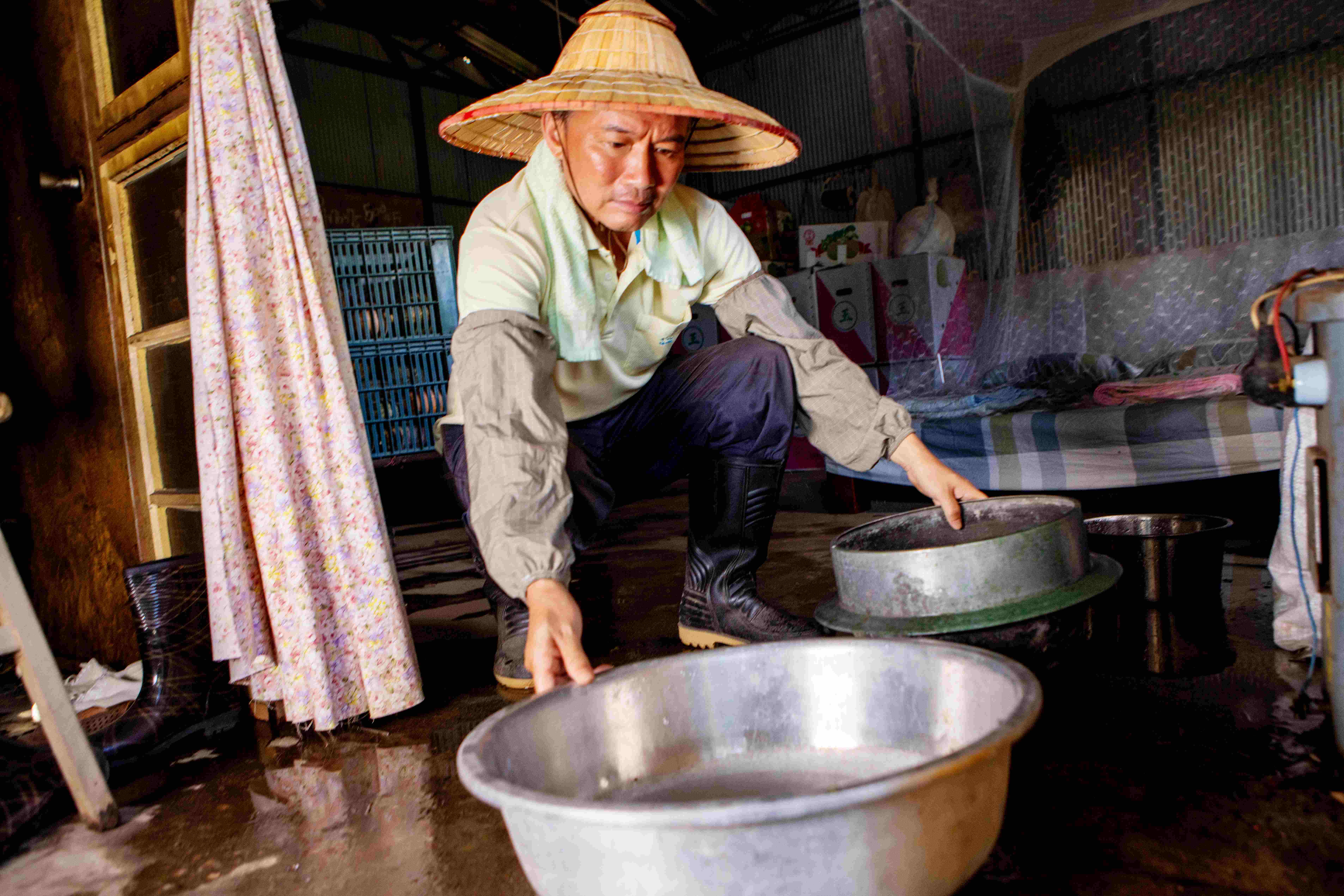 孫鵬詮釋「啞巴成」比劃非正規手語，住鐵皮屋下雨接漏水。