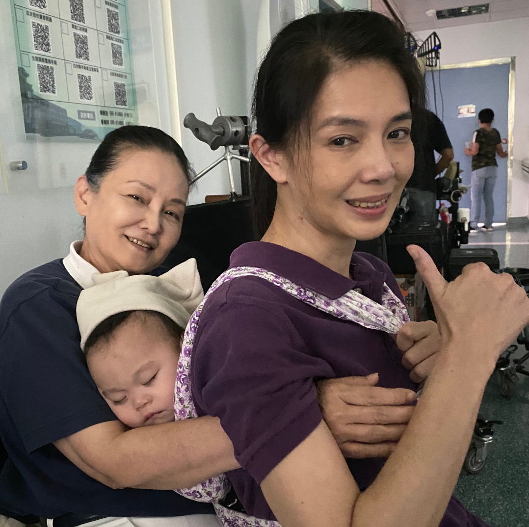《生命的麥田》林美貞首次揹嬰，王淑娟幫當靠背，嬰兒林妤禧