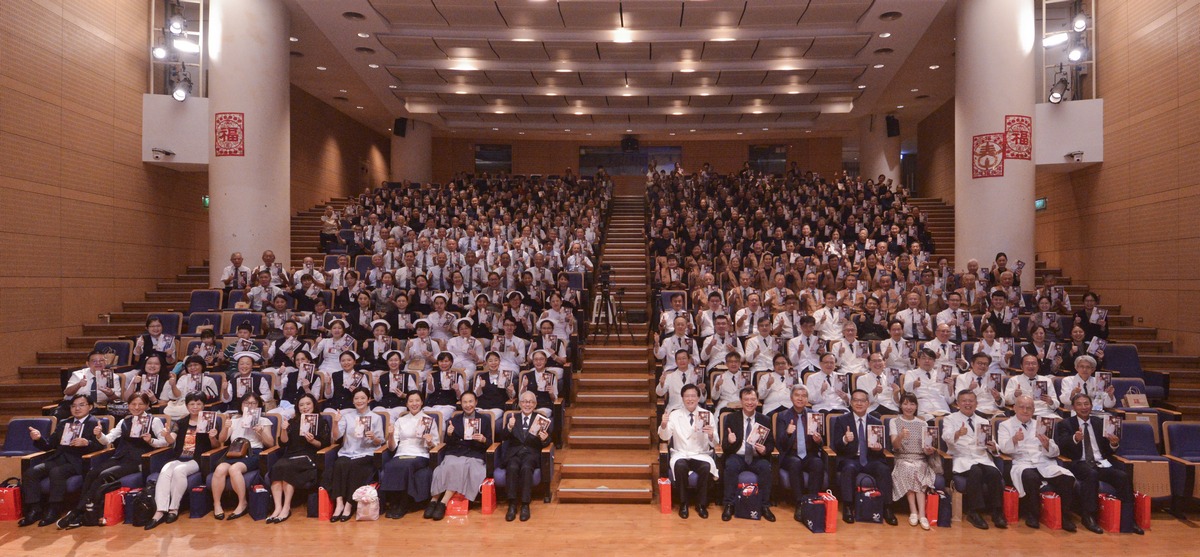 台北慈濟醫院啟業二十年，與靜思人文志業、天下文化共同出版《用愛跑出第一棒》紀實書籍，5月24日舉辦新書發表會。