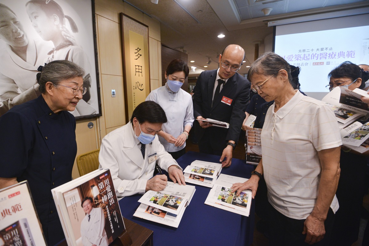 會後，醫院靜思書軒亦舉辦簽書會，期待藉由本書，讓民眾看見台北慈濟醫院二十年的成長足跡。