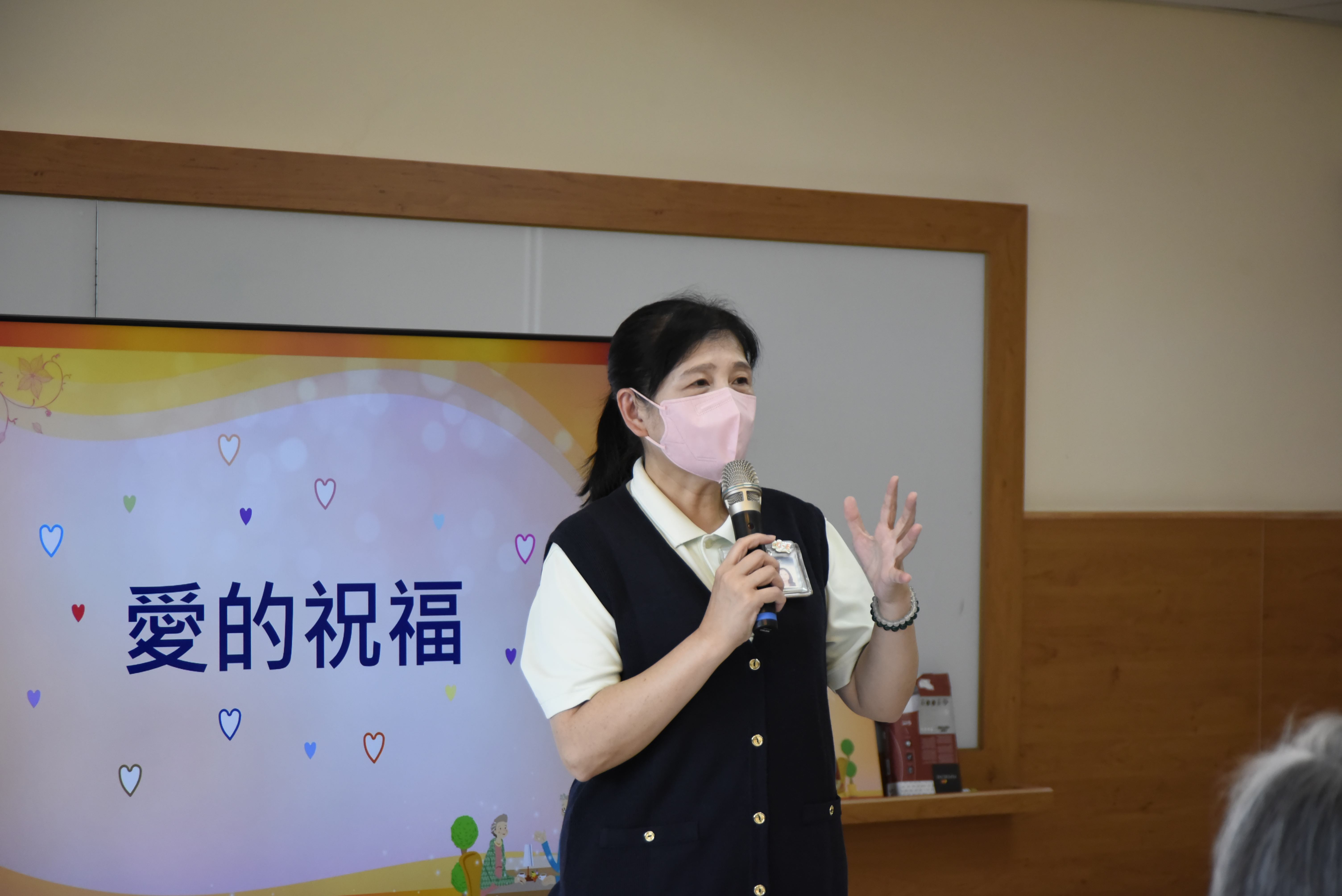 護理部副主任廖慧燕感恩六年來住民與家屬的肯定及護持，以及跨團隊與所有同仁的努力，用心為長輩服務。