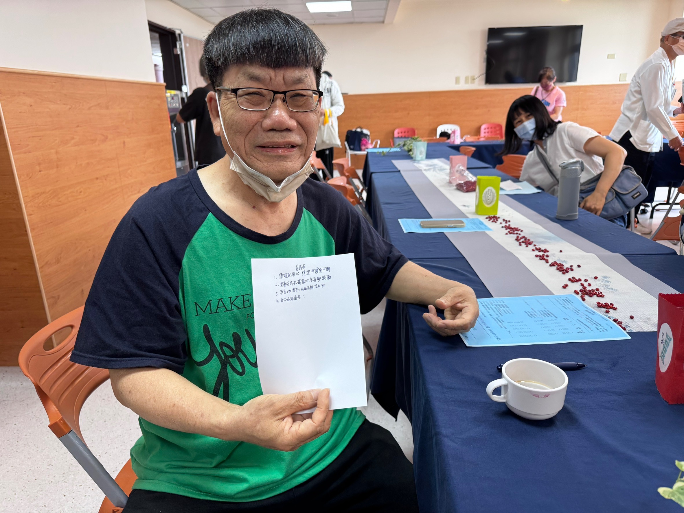 綽號北港大哥的呂先生，不吝分享隨手筆記，他哽咽地向每位工作人員道感恩，把每位住民都當成自己的家人一樣照顧、愛護。