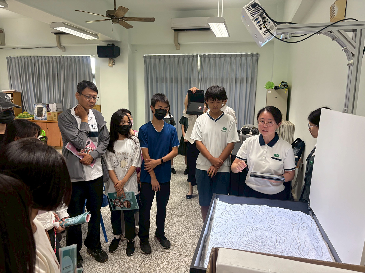 社會科運用互動沙盒解說等高線與地形變化，並由學生分享探究與實作成果，激發學習興趣與地理素養。