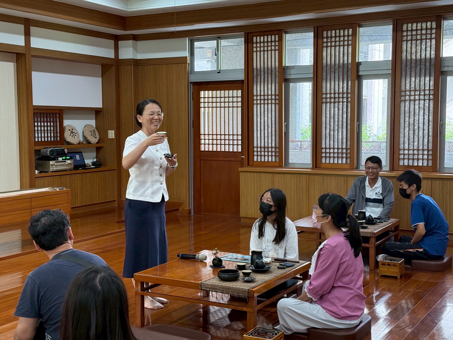 茶花道靜謐典雅，引導學生沉澱心靈，培養靜思與自省的品格，潛移默化中形塑愛與尊重的態度。
