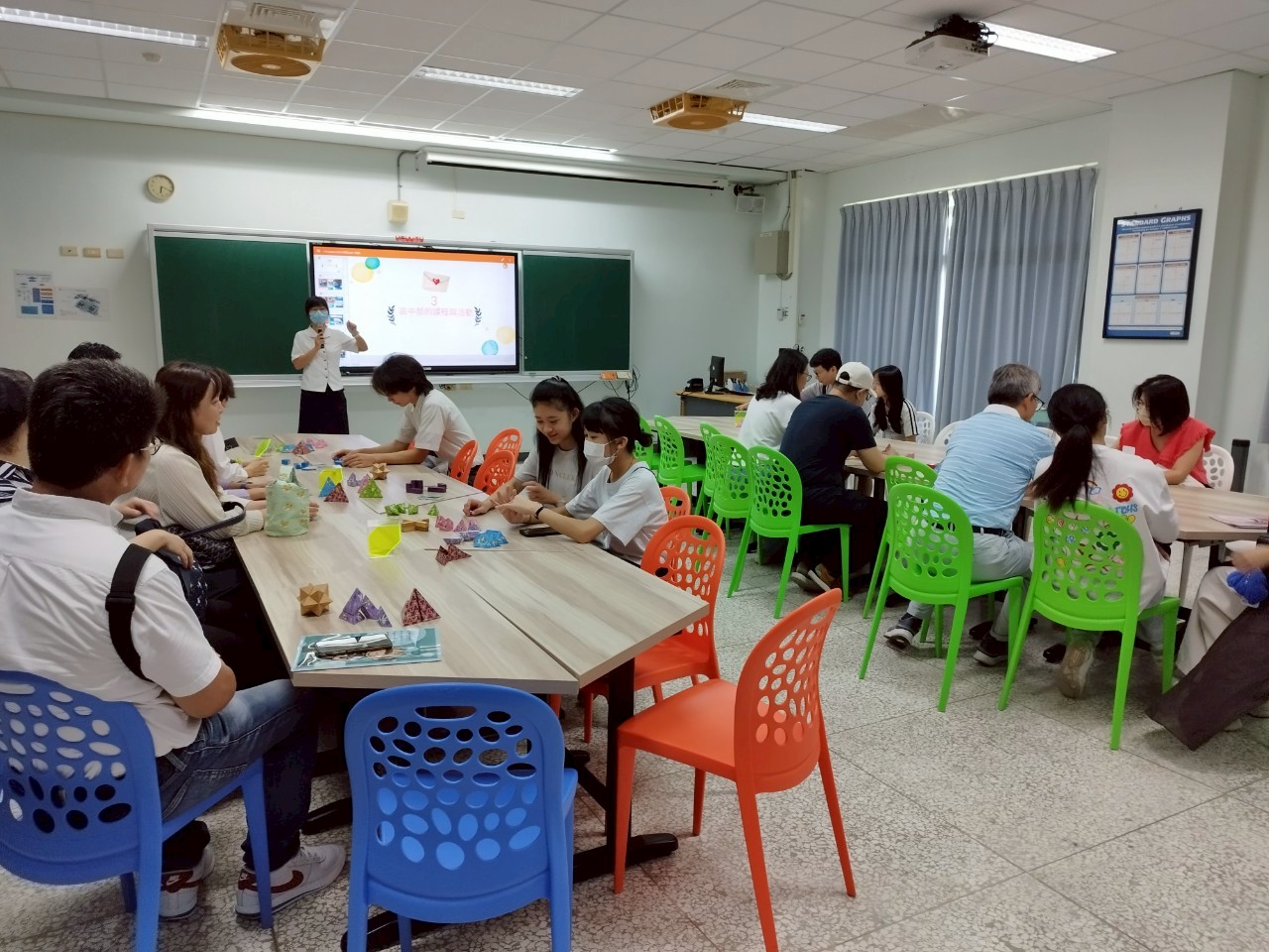 數學科精心設計多元教材與操作教具，提升學生邏輯思維與解題能力，讓學習更具趣味與深度。
