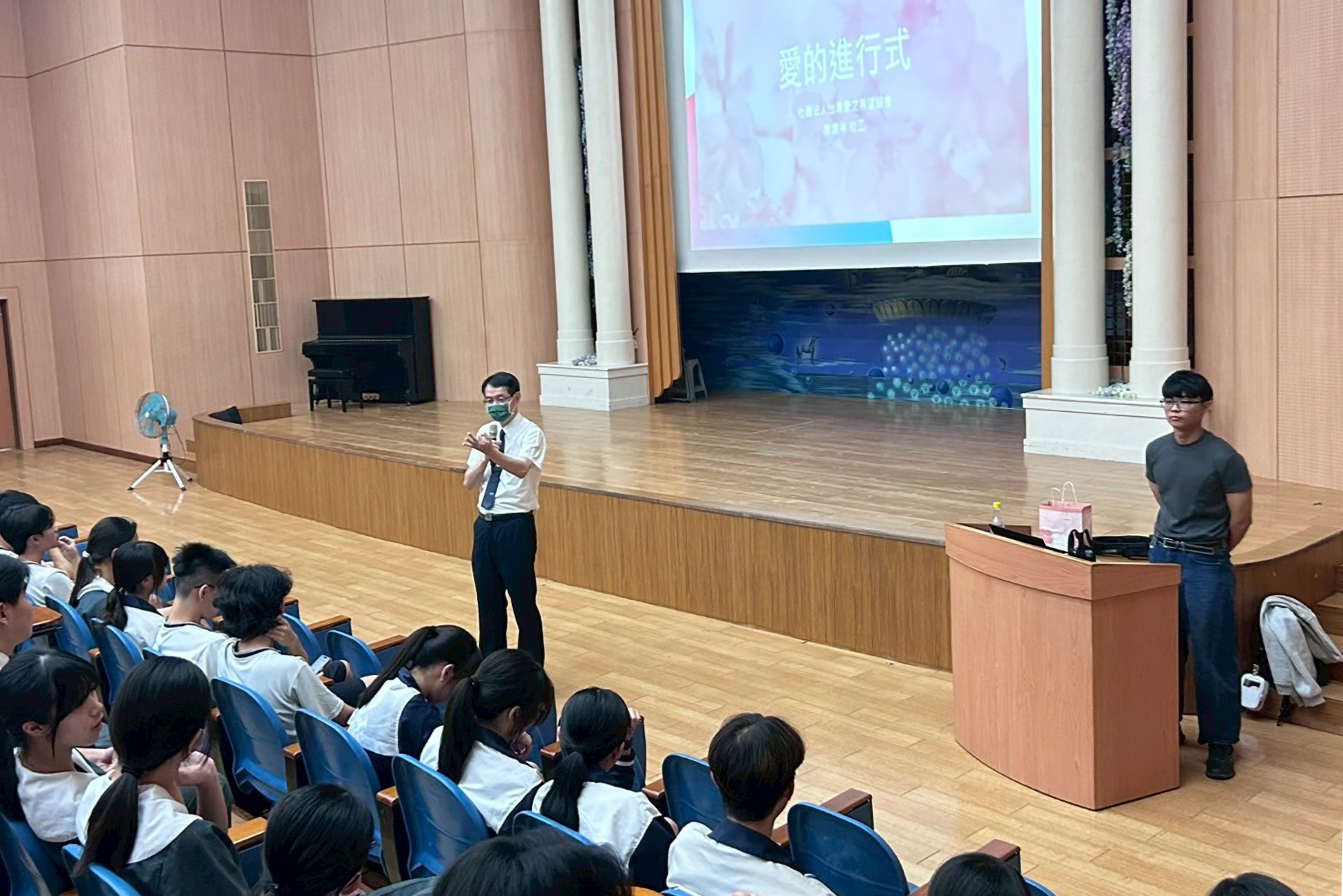 學務主任為性教育講座開場，勉勵同學做好準備，不要害羞與逃避。