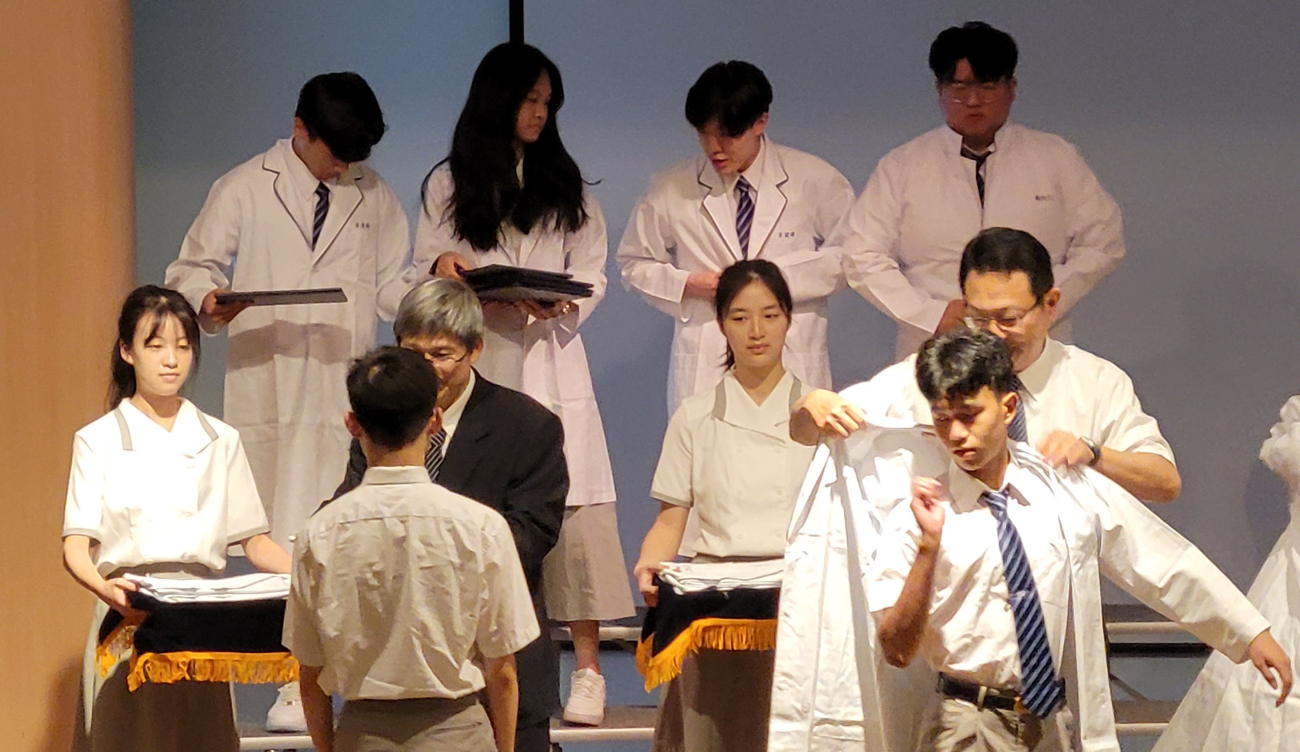 師長親自為學生穿上白袍