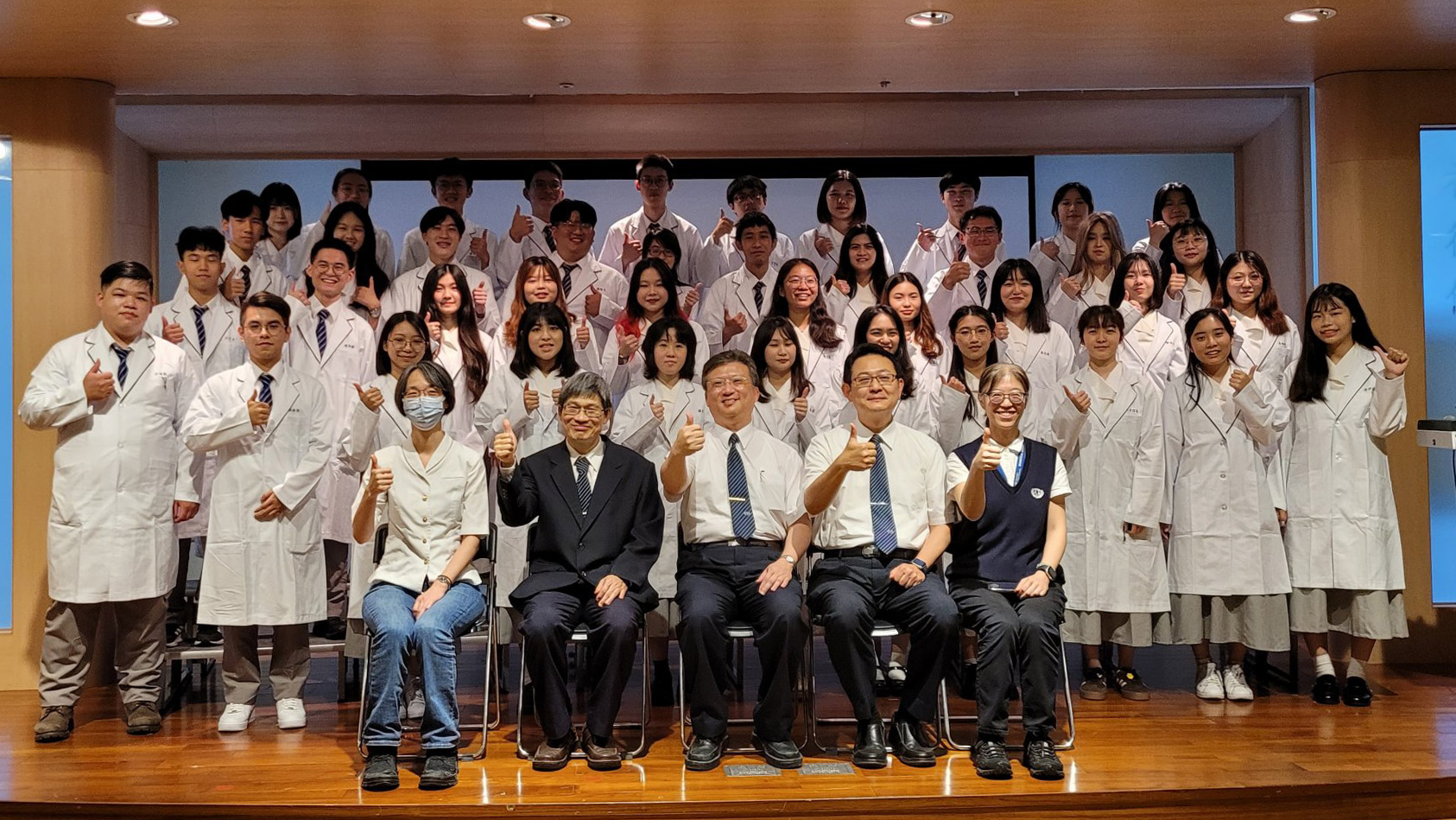 慈大醫技系39位授袍生,即將踏入臨床實習