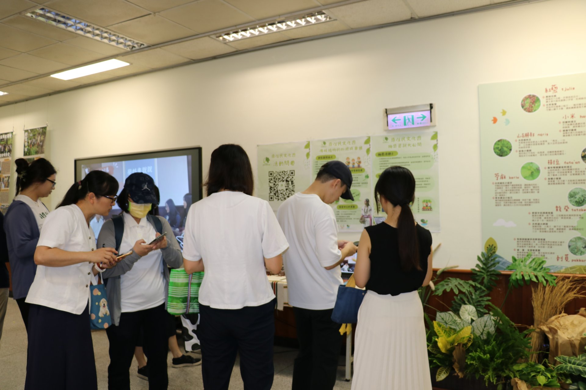 教職員與學生觀賞野菜靜態展覽，並填寫回饋問卷