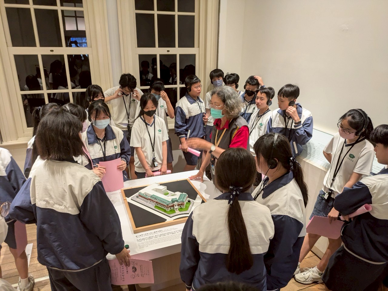 國三同學專注聆聽導覽老師專業用心解說，重新感受台灣文學館展覽當中的文學與文化之美。