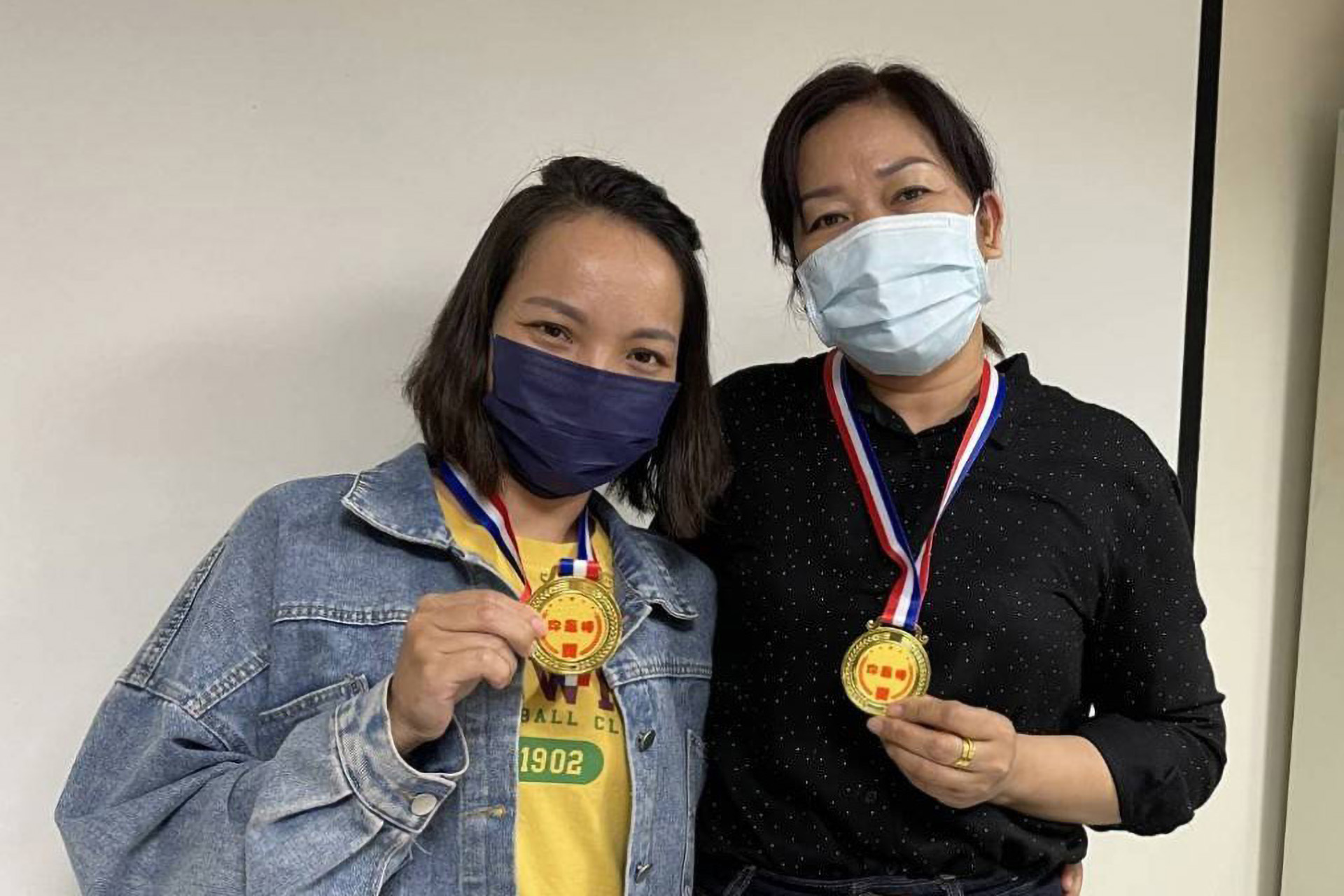 通譯人員須進行2天的訓練並接受測驗，有2人脫穎而出獲得同樣最高分，予以獎勵。其中，菲律賓語通譯林子怡(右1)特別分享其在今年幫助菲律賓籍移工為其幼兒申辦居留證的案例，引起大家有感及共鳴。