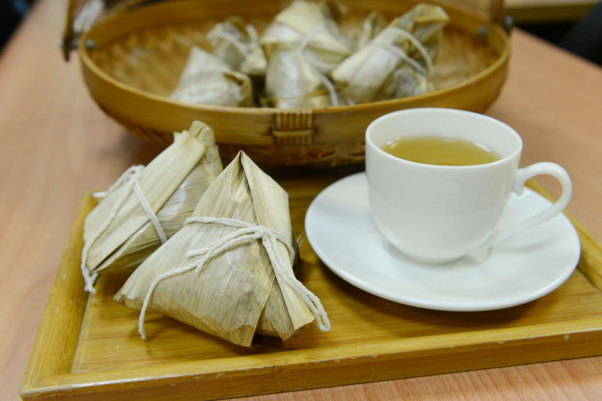 粽子十分可口誘人，但含熱量高，需留意份量，並選擇合適又健康美味之餡料與沾醬，以避開潛藏高油、高鈉、高磷、高糖分等健康風險。