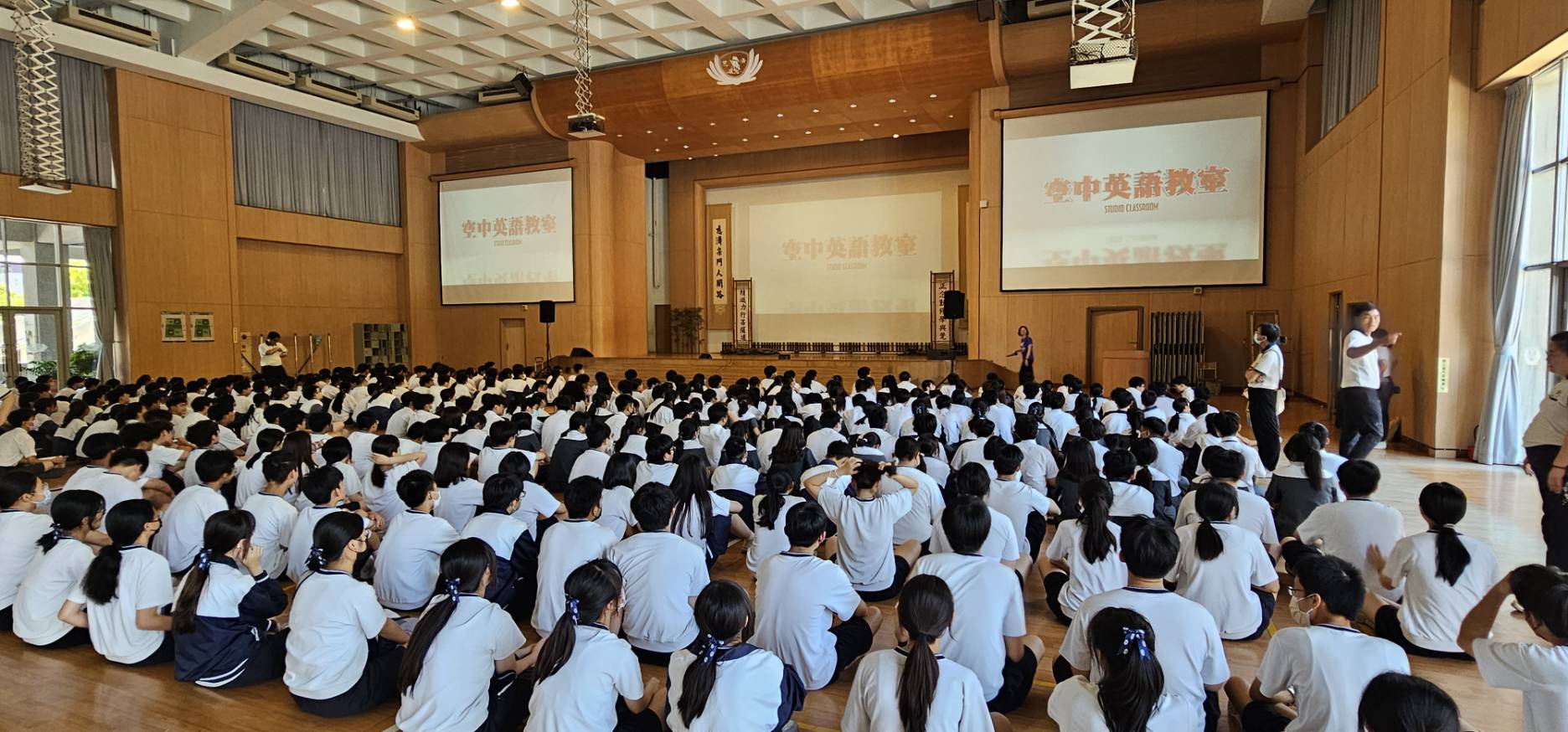 空中英語教室團隊蒞臨臺南慈中舉辦School Rally，結合互動教學與趣味活動，營造全英語學習環境，提升學生語言力與自信心。