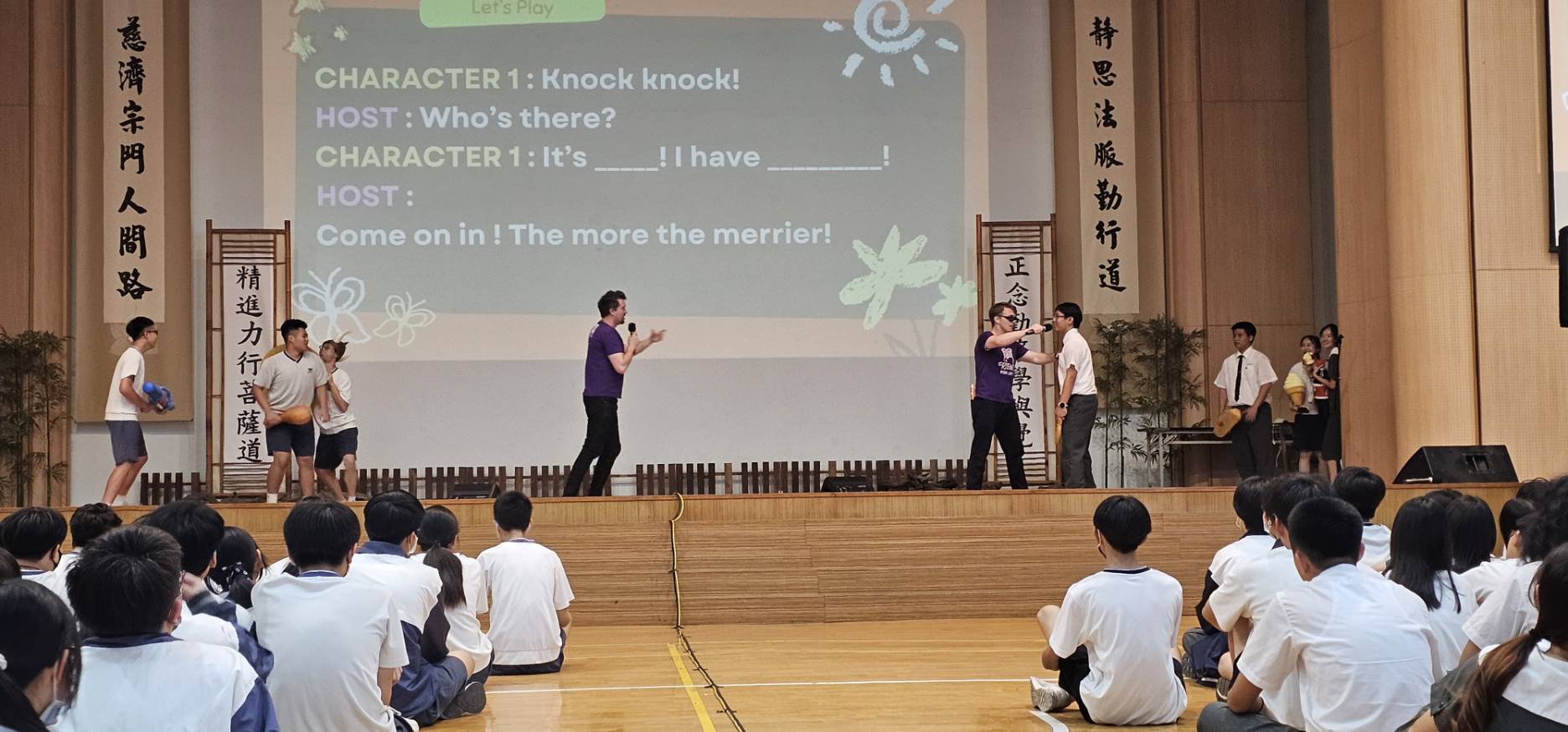 學生粉墨登場，與空中英語教室教師團隊攜手出演英文短劇，現場笑聲不斷，展現活潑創意與語言實力。