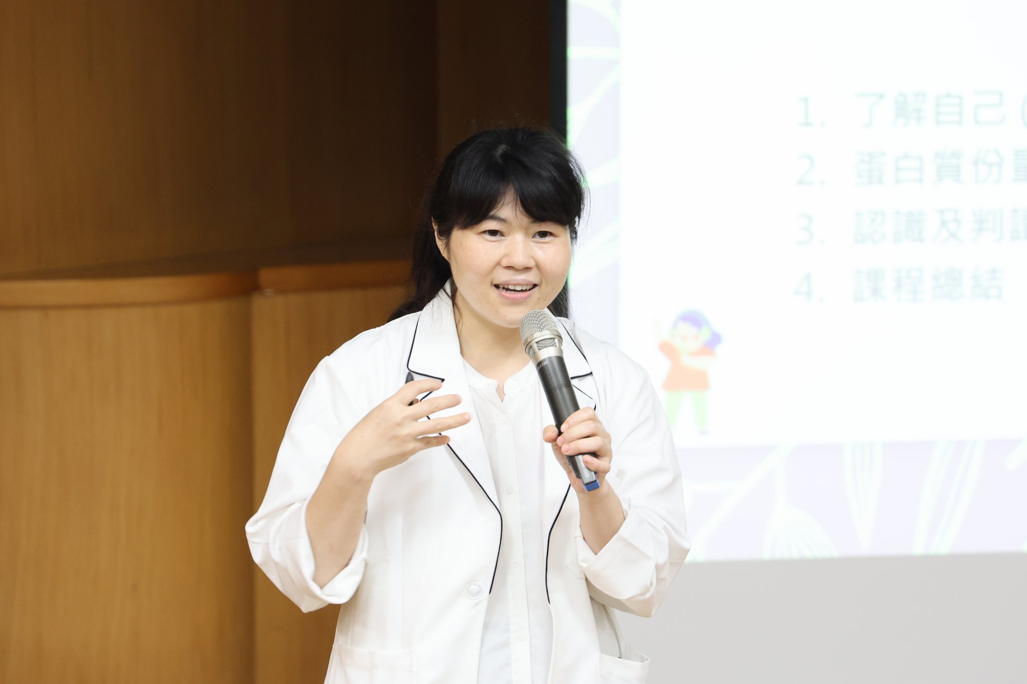 營養科臨床營養組組長林惠敏，教導腎友如何透過「手掌長度」評估每日所需的熱量與蛋白質攝取量，並現場提供一份實用評估表，讓病友自行計算BMI與每日蛋白質攝取需求，進而學會怎麼「吃對食物」。