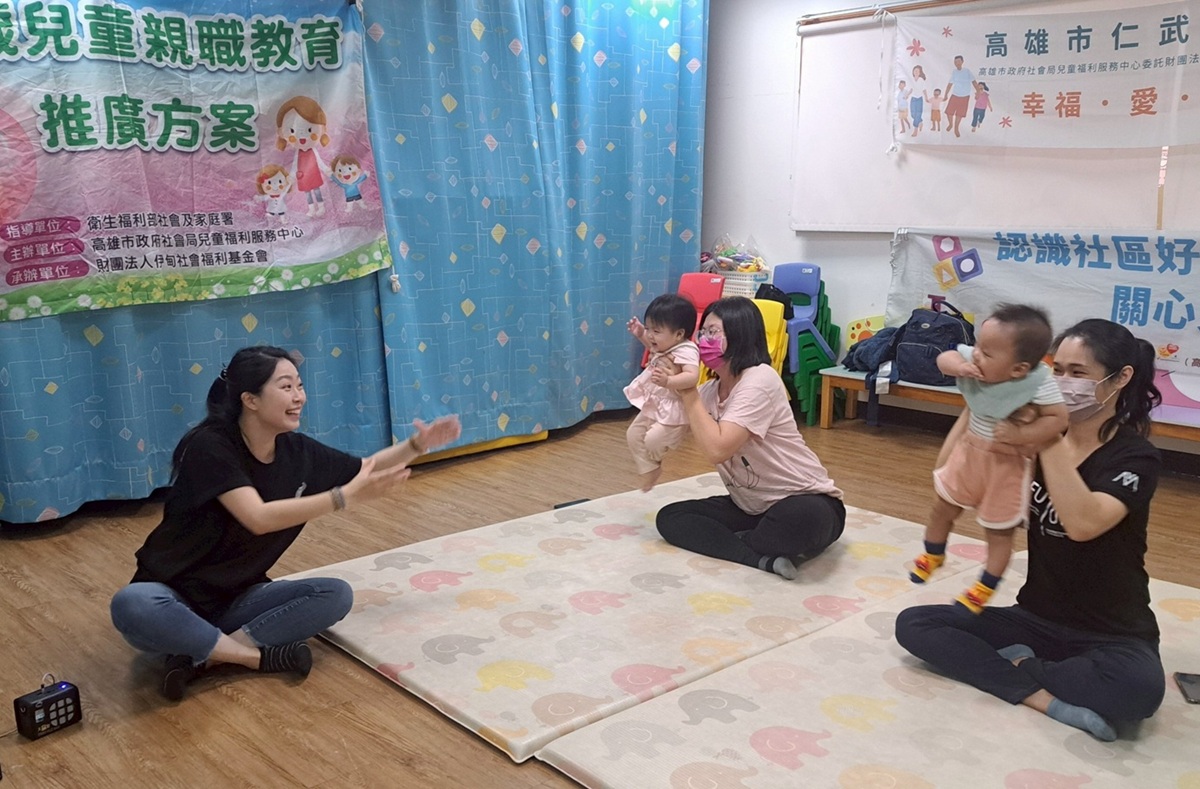 0至1歲寶寶課程，以輕柔的搖擺、伸展、觸摸遊戲為主