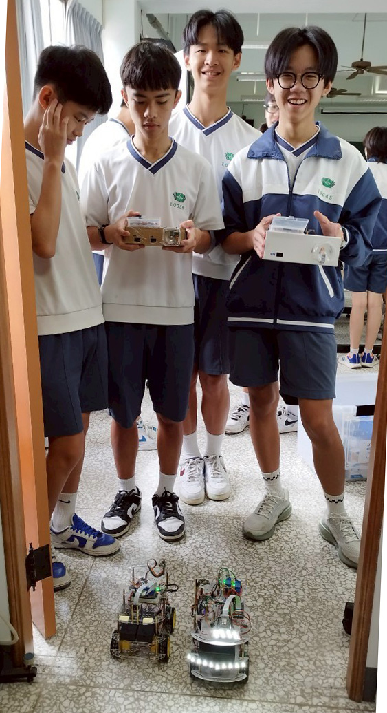 學生操作AI × Arduino自走車，實作體驗感測與控制技術，結合科技與程式思維，激發邏輯力與創造力。