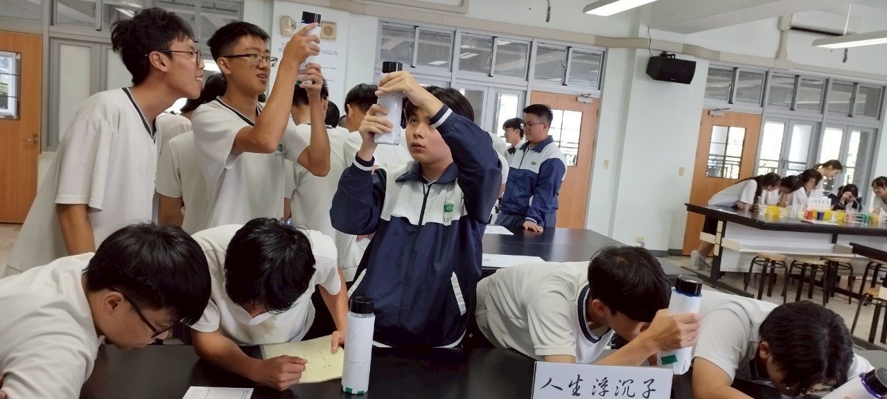 學生動手製作浮沉子水壓玩具，透過操作觀察浮沉變化，親身體驗並理解浮力與壓力的科學原理，樂在學習。