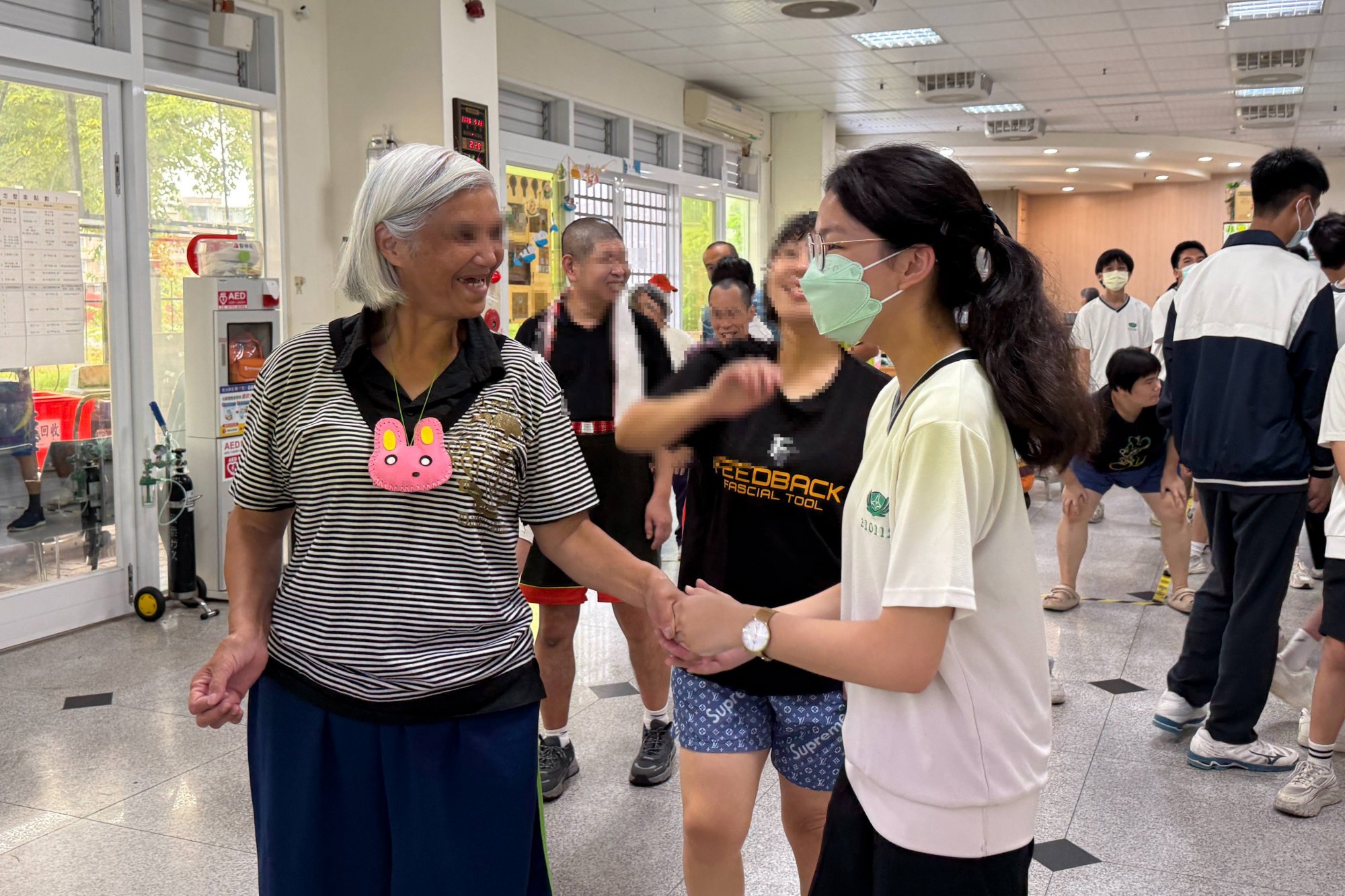 手牽手、心連心，院生和同學一起度過愉快的下午時光。 