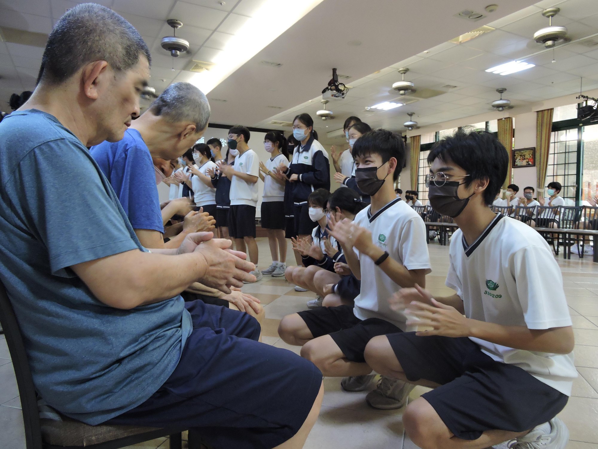 同學如膝下子女歡喜陪伴院生。 