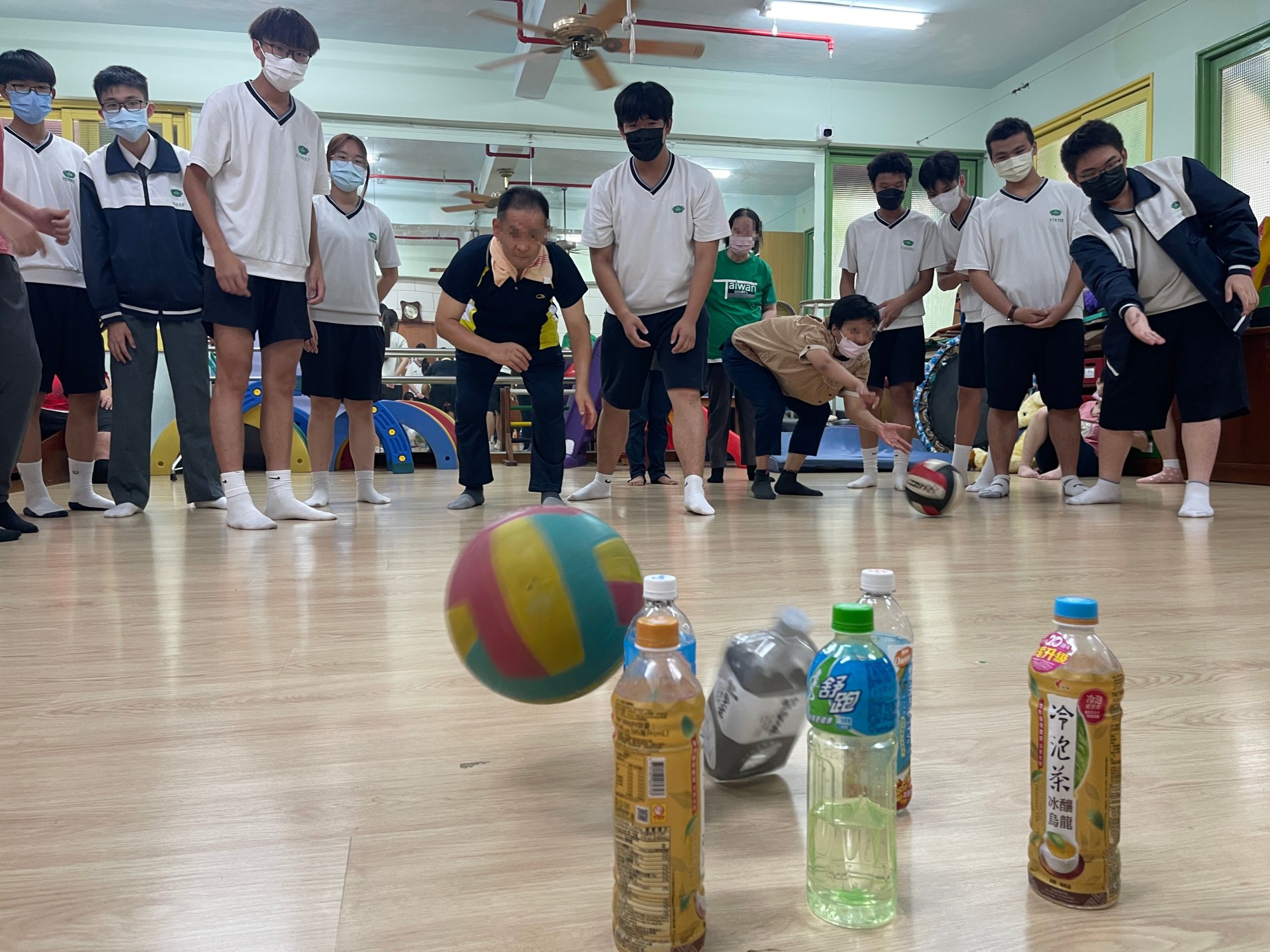 寶特瓶保齡球活動，院生也能成為保齡球達人。