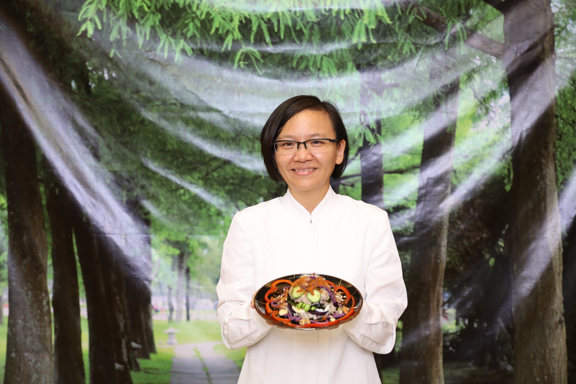 花蓮慈濟醫院營養科特別在端午節前夕，推出一道創意米食料理「蔬喜蛋糕」，花蓮慈院營養師蘇真瑩表示，蔬喜蛋糕以壽司為靈感，結合端午節慶意涵與健康飲食原則，清涼的口感也正好應對炎炎夏日，為大家提供一種少油、低負擔的新選擇。