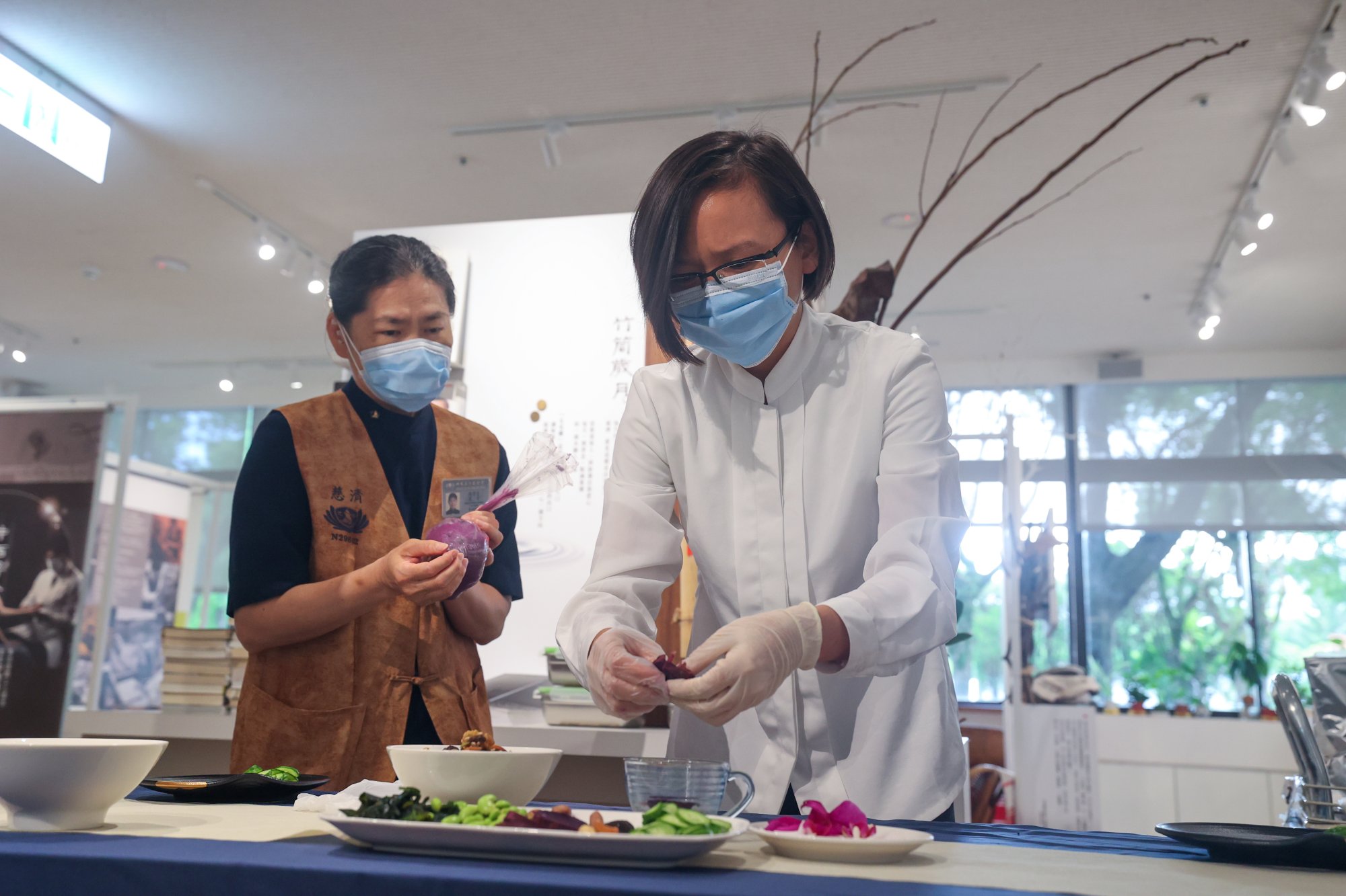 花蓮慈院營養師蘇真瑩開設DIY教學，邀請有興趣的同仁一起動手，做出屬於自己獨一無二的蔬喜蛋糕。