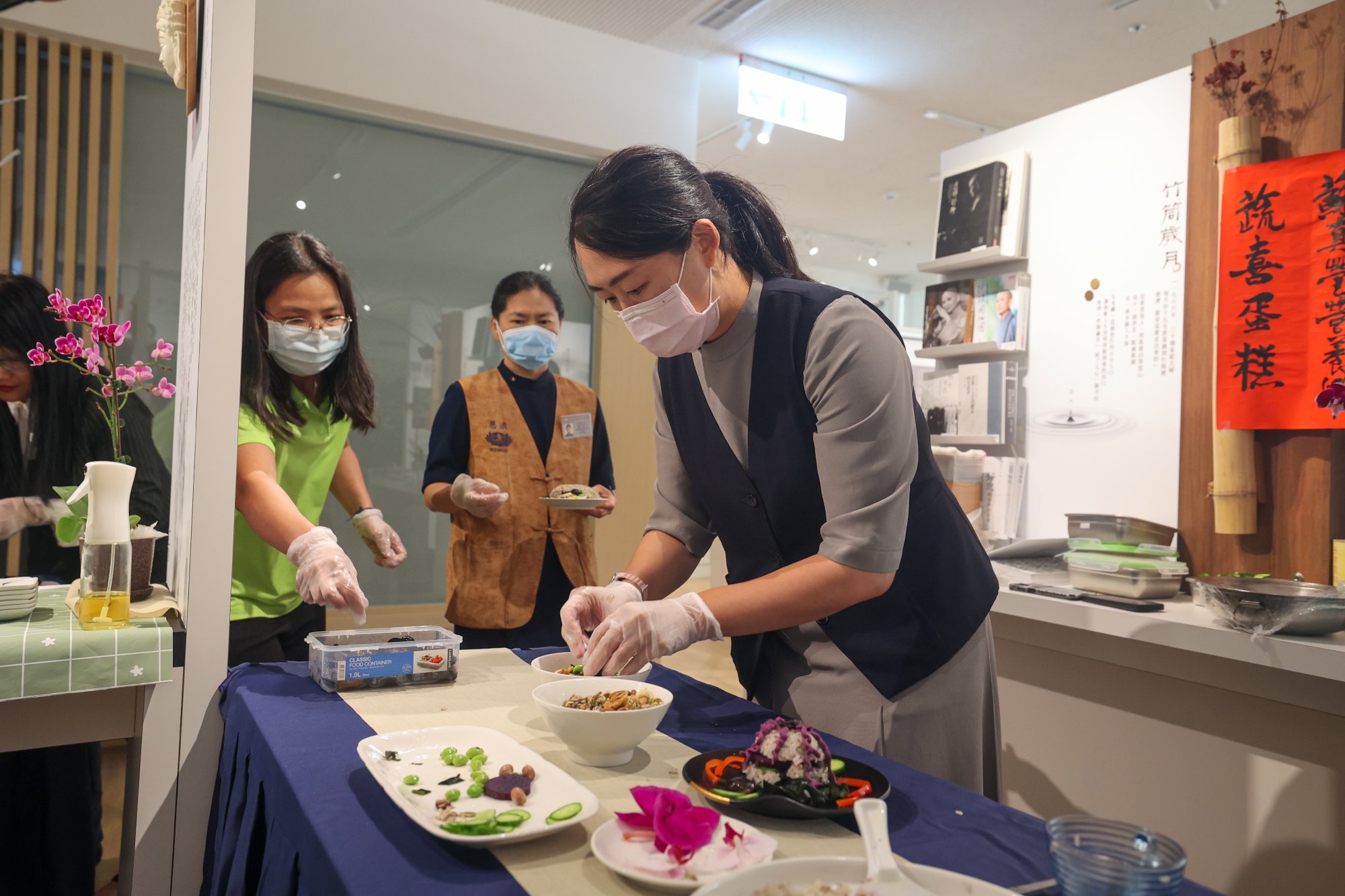 花蓮慈院營養師蘇真瑩開設DIY教學，邀請有興趣的同仁一起動手，做出屬於自己獨一無二的蔬喜蛋糕。