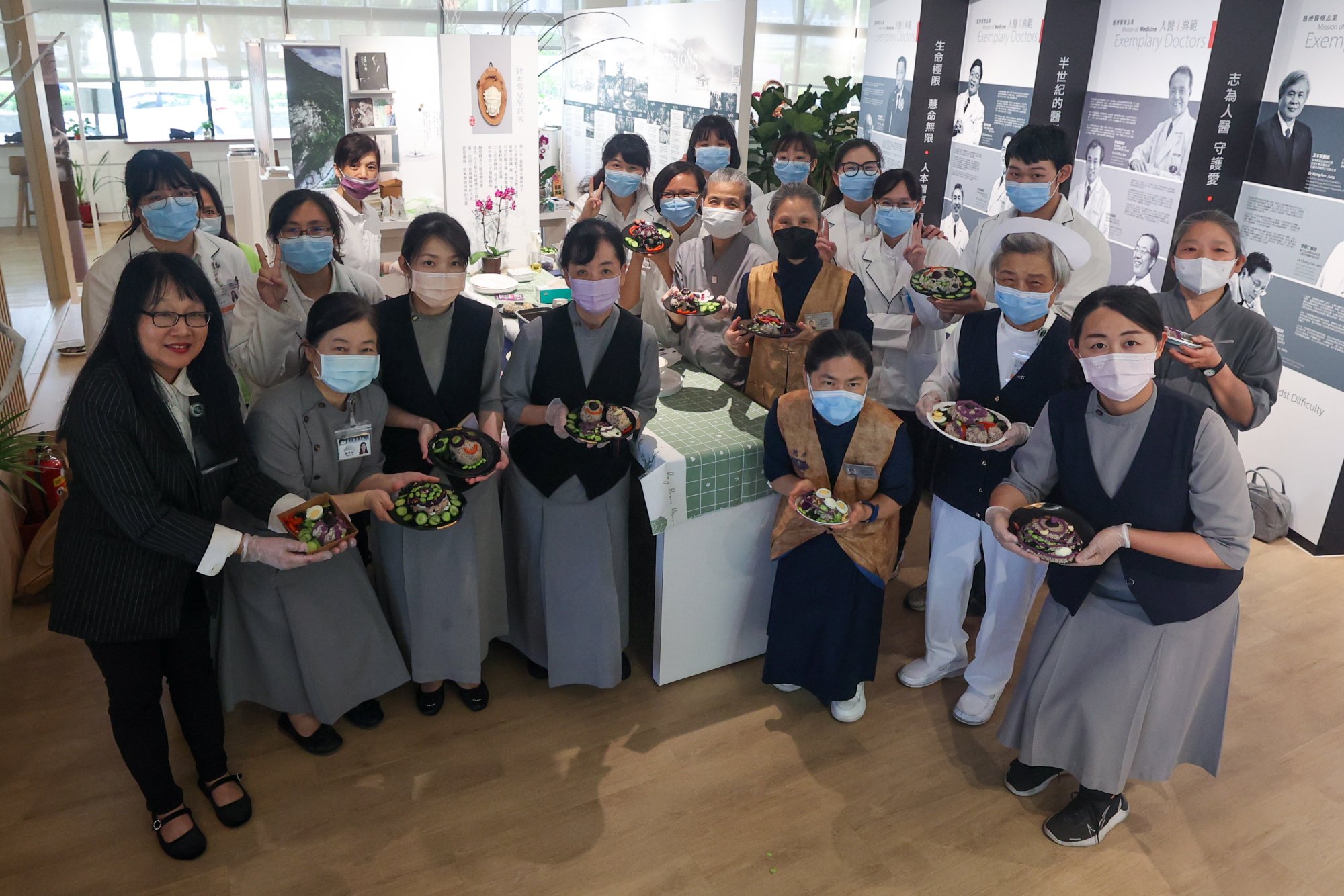 花蓮慈院營養師蘇真瑩開設DIY教學，邀請有興趣的同仁一起動手，做出屬於自己獨一無二的蔬喜蛋糕。