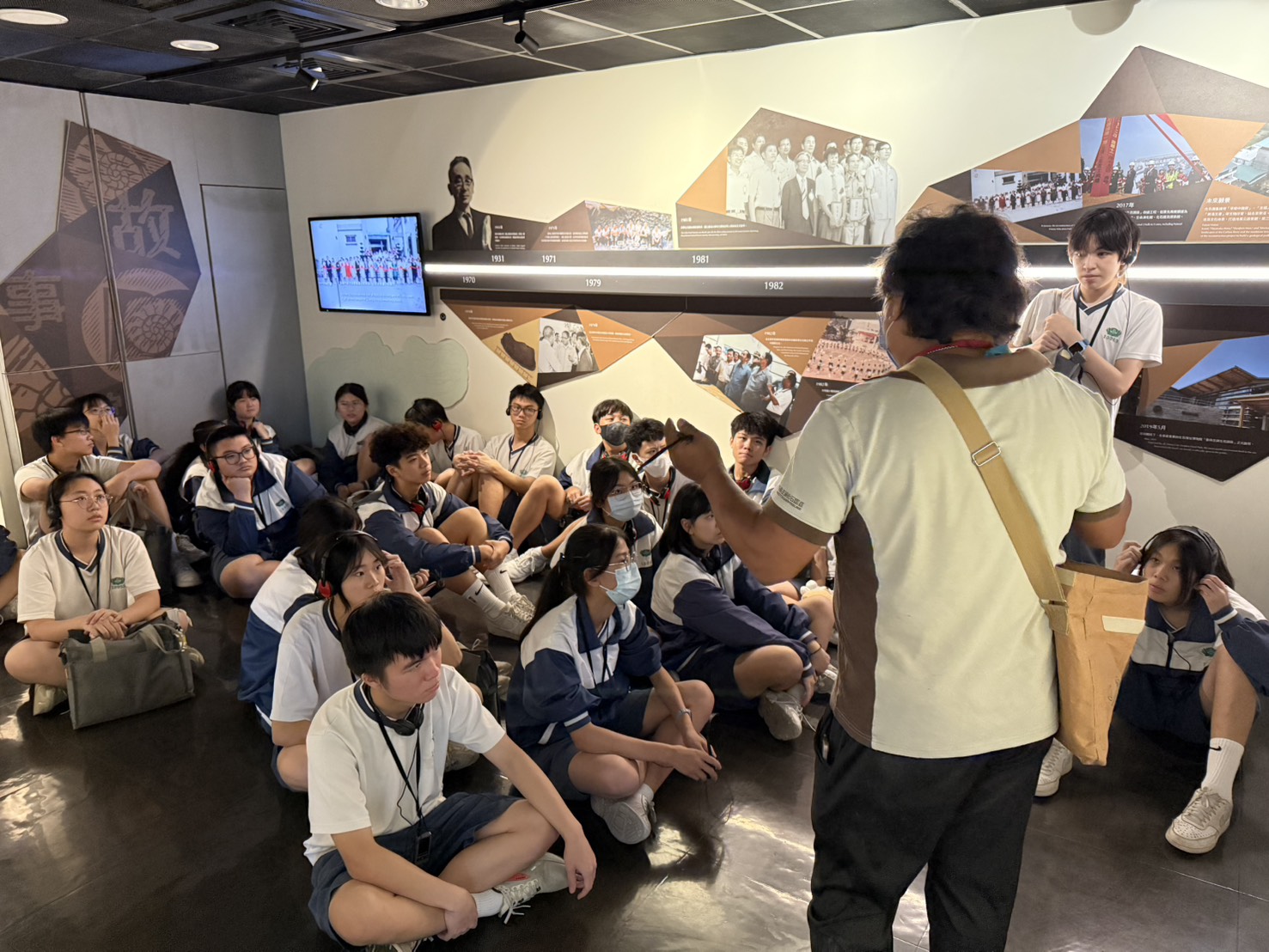 參訪左鎮化石館，學生專注聆聽解說老師講解化石知識，從地層與演化中認識臺灣的地質故事與生命歷程。