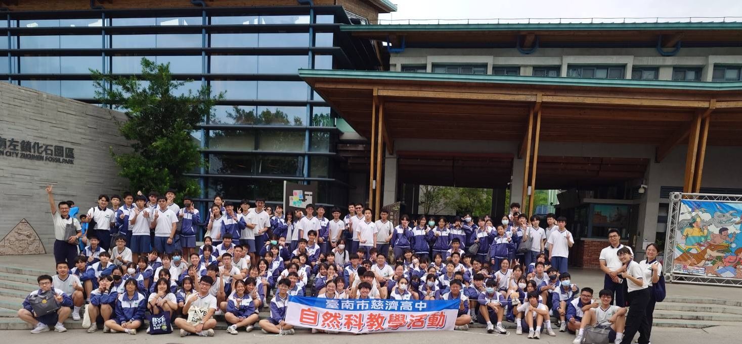導師帶著全體九年級生溫馨畢業小旅行，珍惜最後相聚時光，彼此祝福、為未來加油，留下最美的青春回憶。