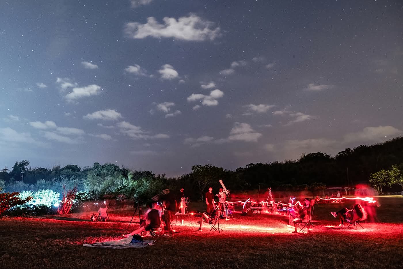 紮營於在六福山莊仰望星空，進行夜間天文攝影實作。