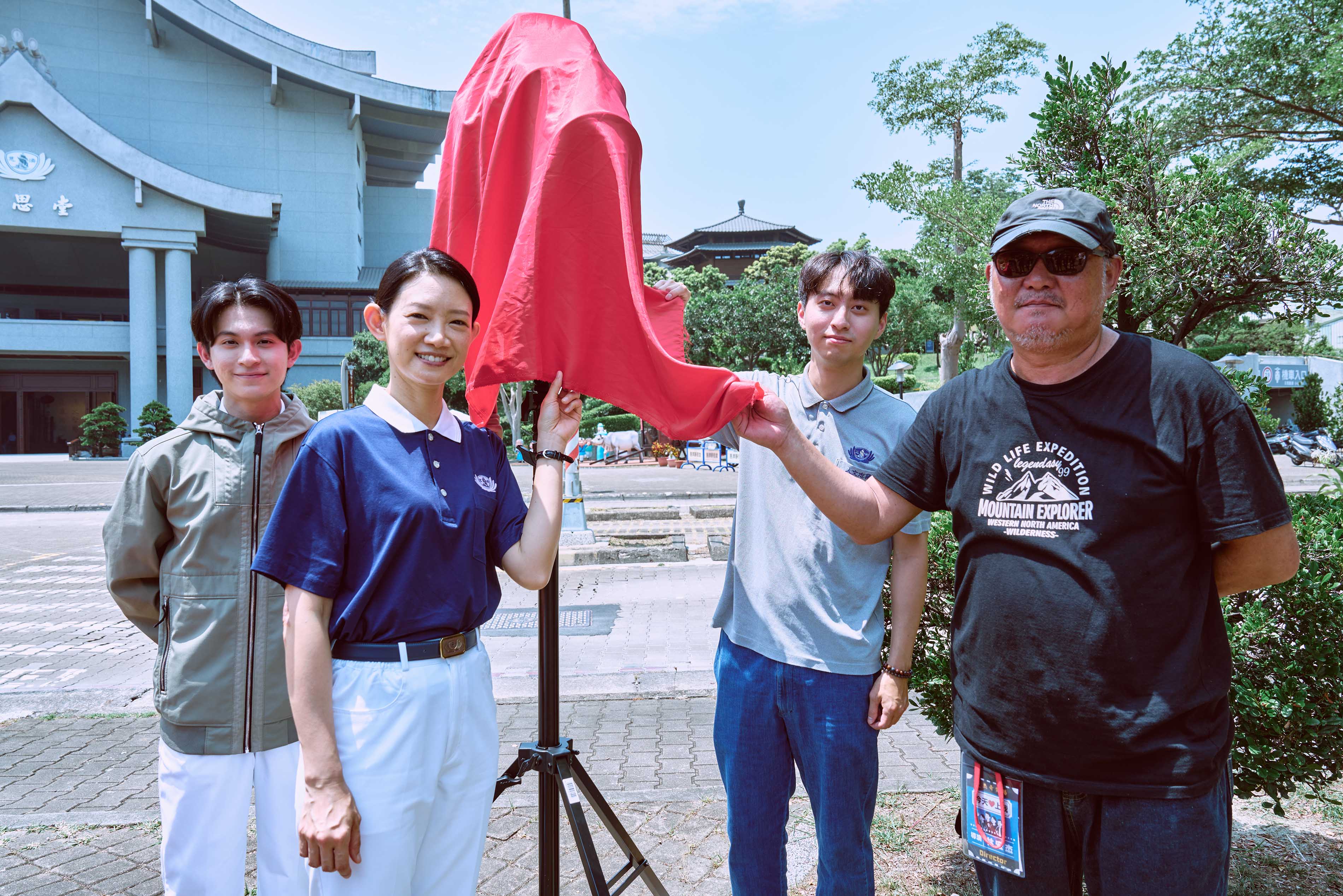 大愛劇《今天愛上我》在高雄舉辦開鏡儀式。林暉閔(左)、吳奕蓉(左2)、林宏杰導演(右1)。