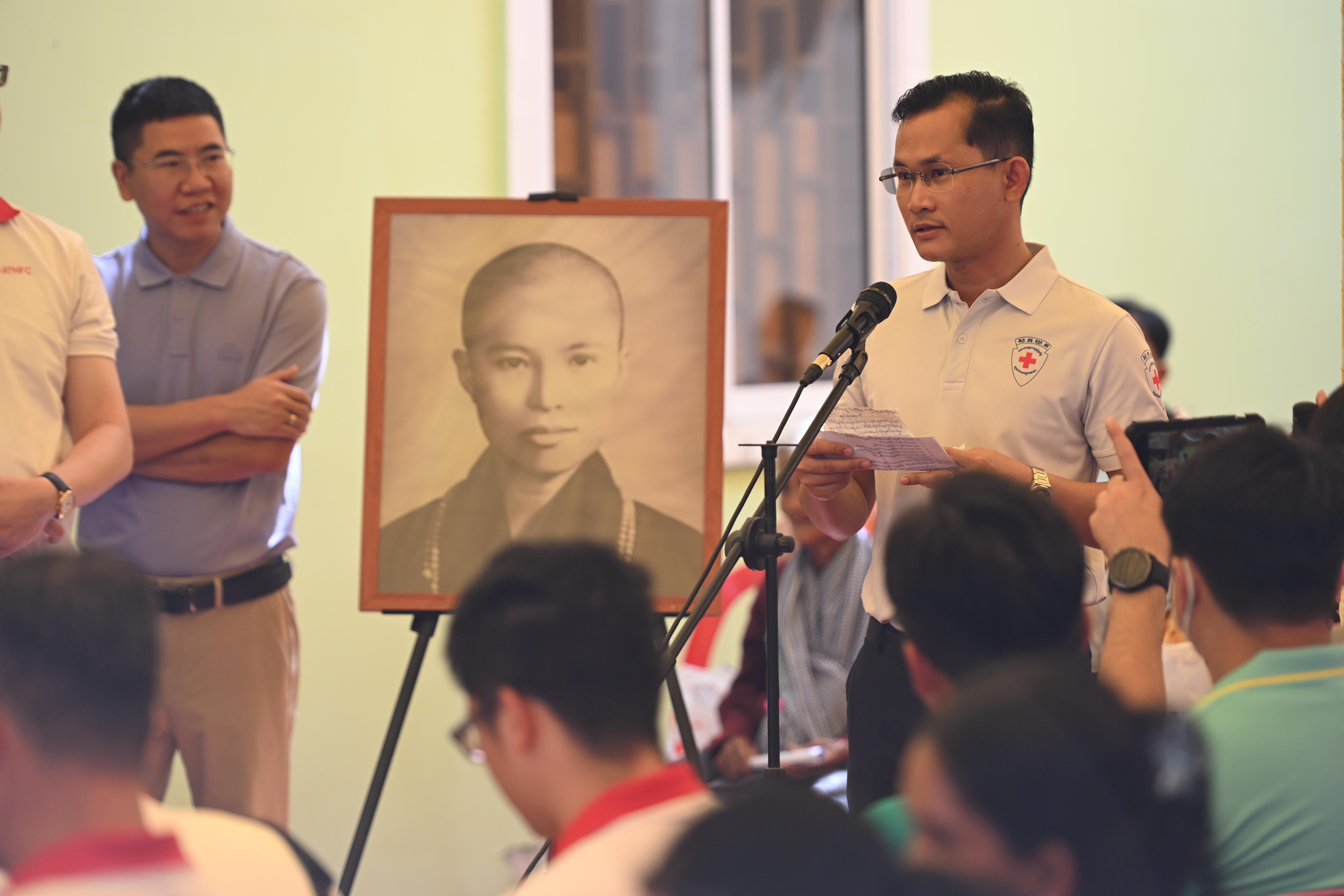 柬埔寨總理青年志願醫師協會 (Techo Voluntary Youth Doctor Association,TYDA) 代表戴維烈醫師 (Thay Vireth)（右一） 說在泰格巴縣不是第一次，跟當地政府和慈濟團隊一起合作為鄉親們提供醫療服務。