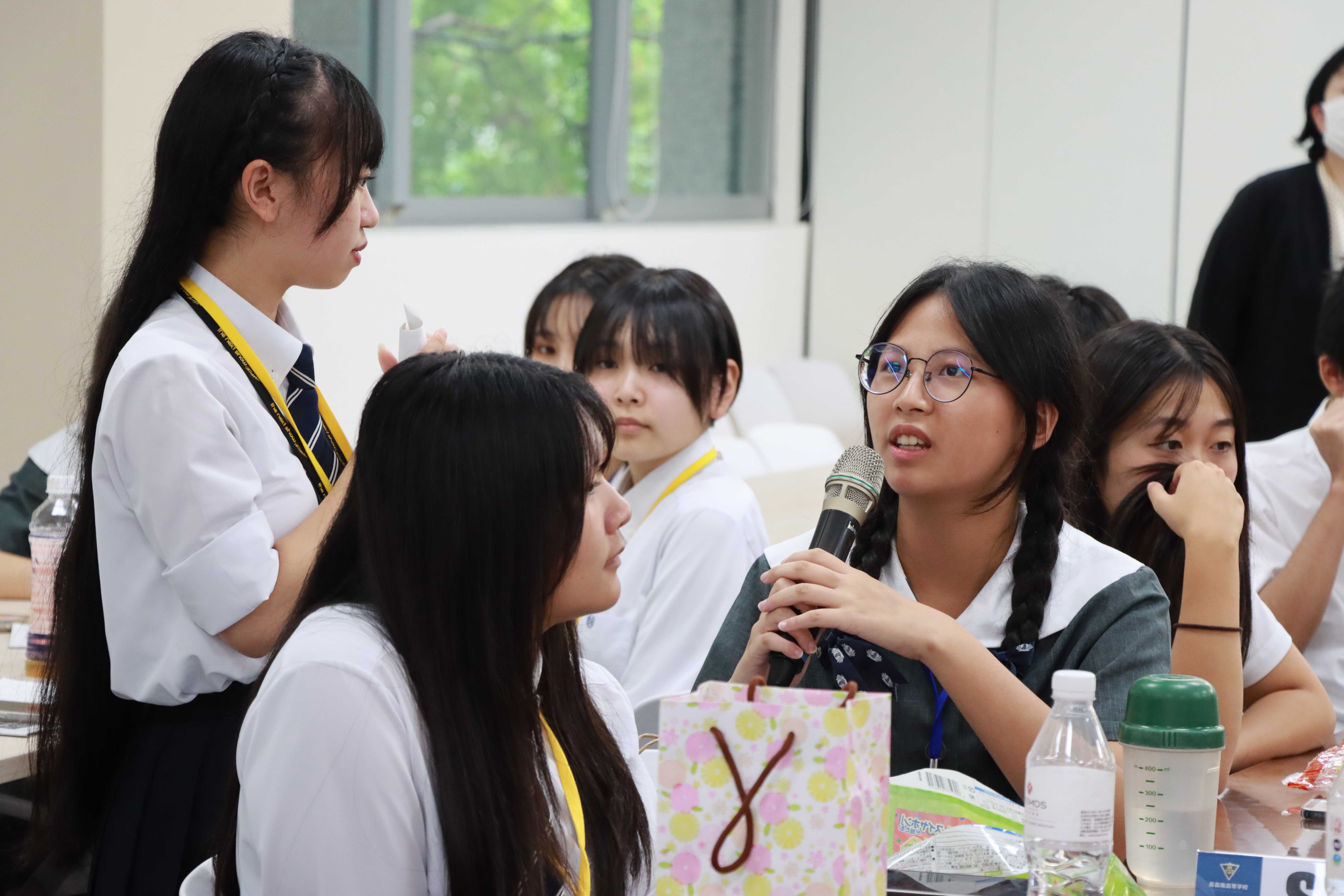 議題探究中，兩校同學針對國家文化及制度交流想法。