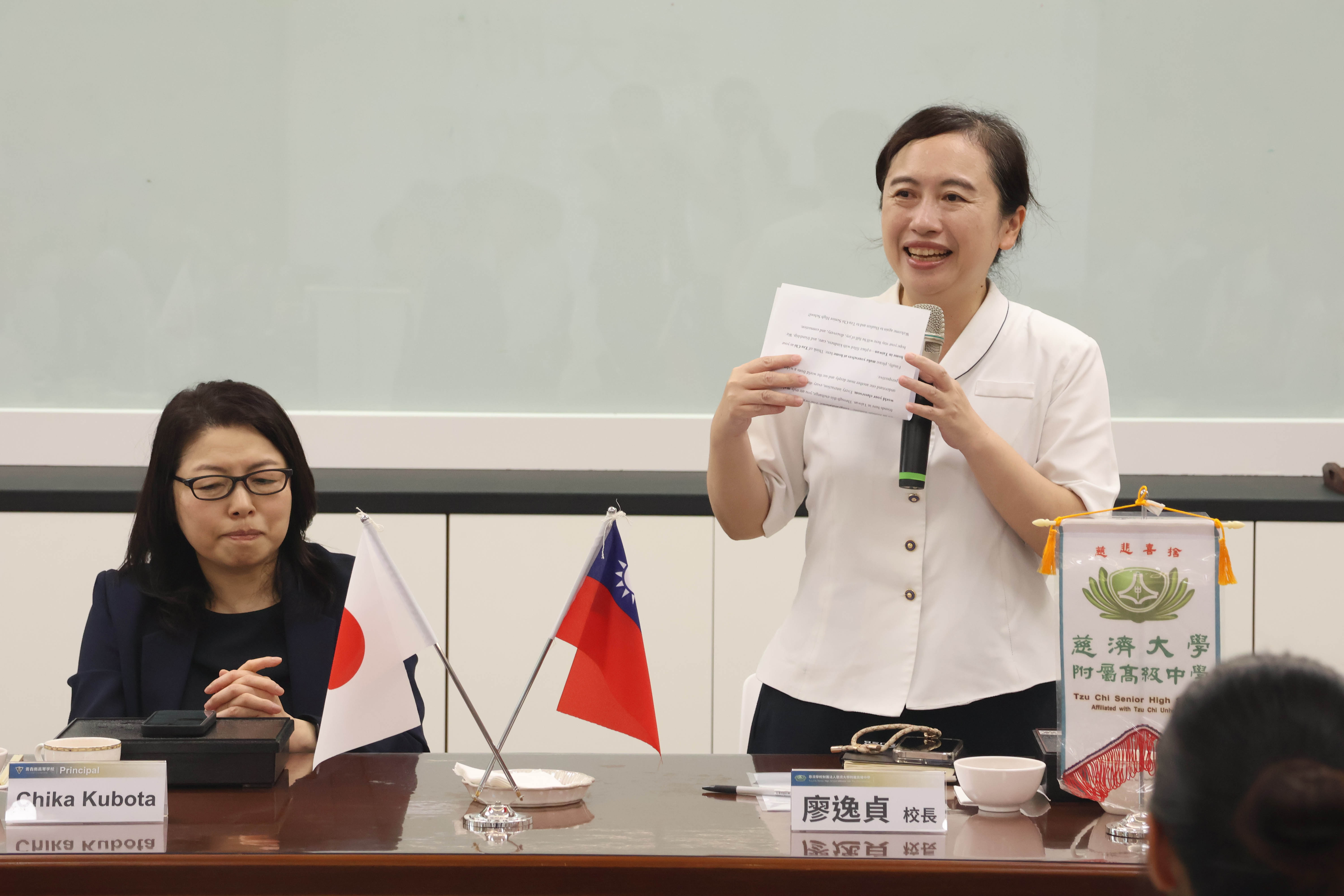 慈大附中廖逸貞校長，歡迎日本青森南高校師生蒞臨交流。