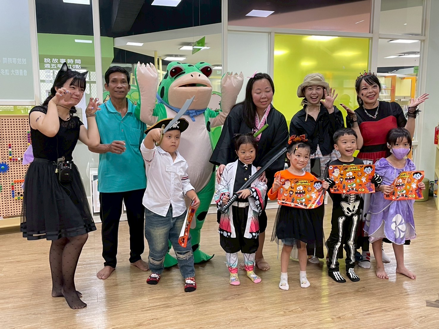 九如國小附設幼兒園的小朋友們，穿著各式各樣的萬聖節裝扮，在鼓山圖書館的小木偶劇場進行走秀，萌翻全場。