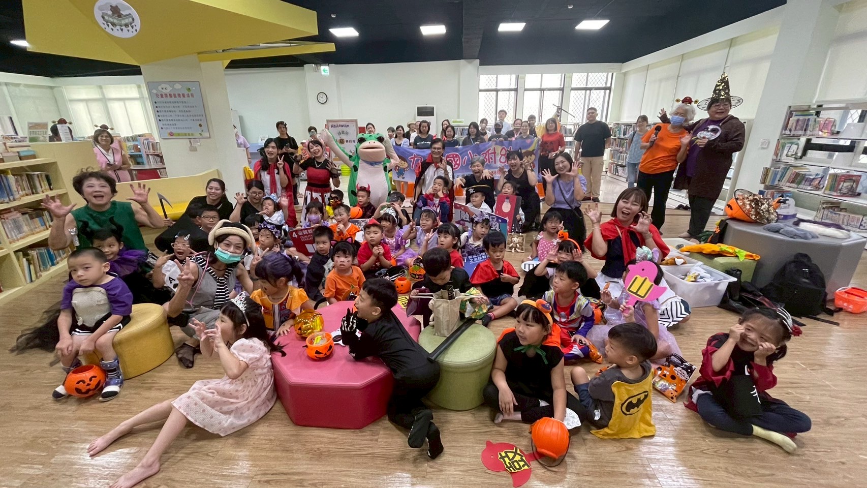 九如附幼小朋友們開心合影，共同記錄這場難忘的萬聖節圖書館之旅。