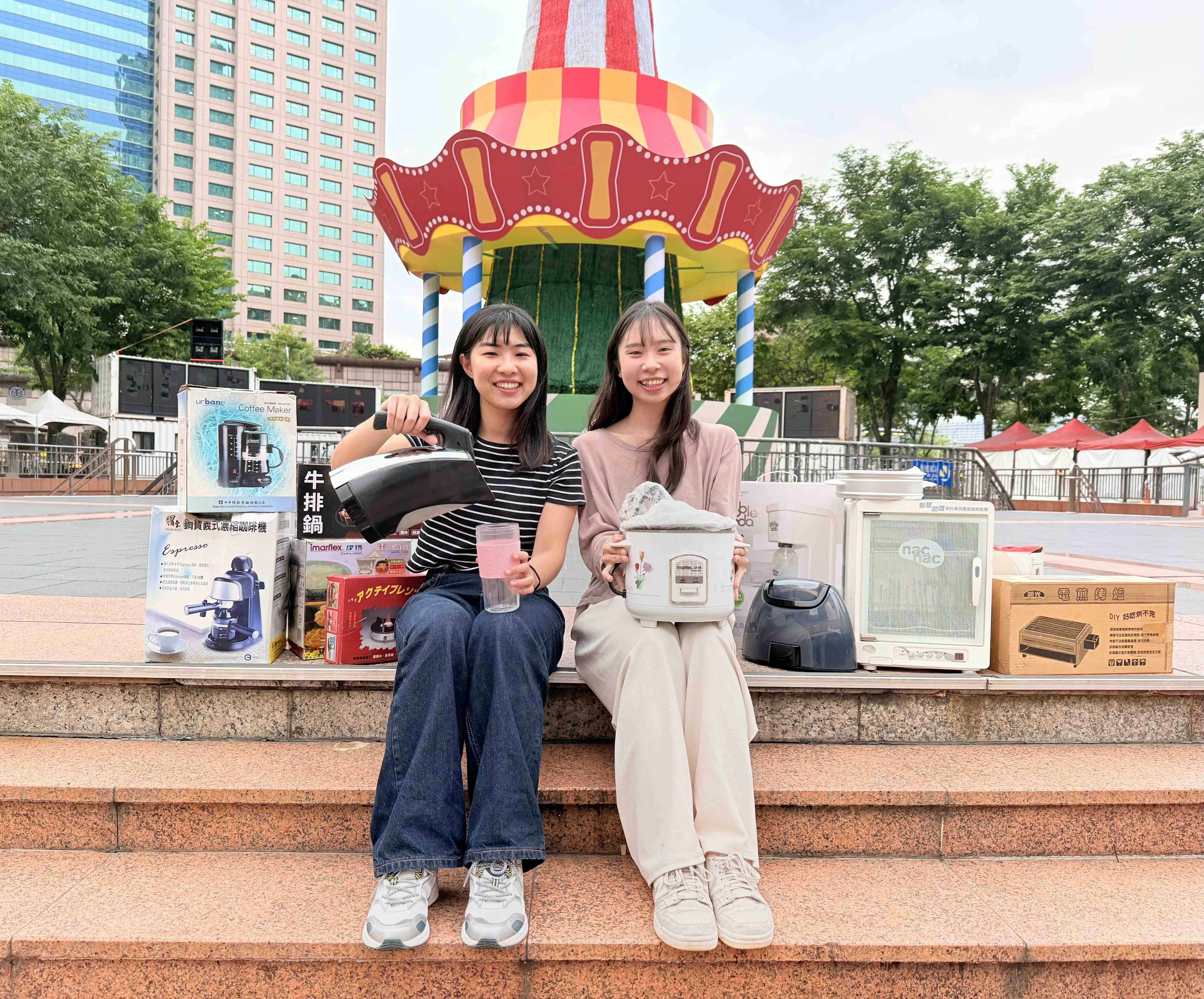民眾可將外觀完整、功能良好的二手物品交由資源回收車或送至各區清潔隊「好物窗口」。