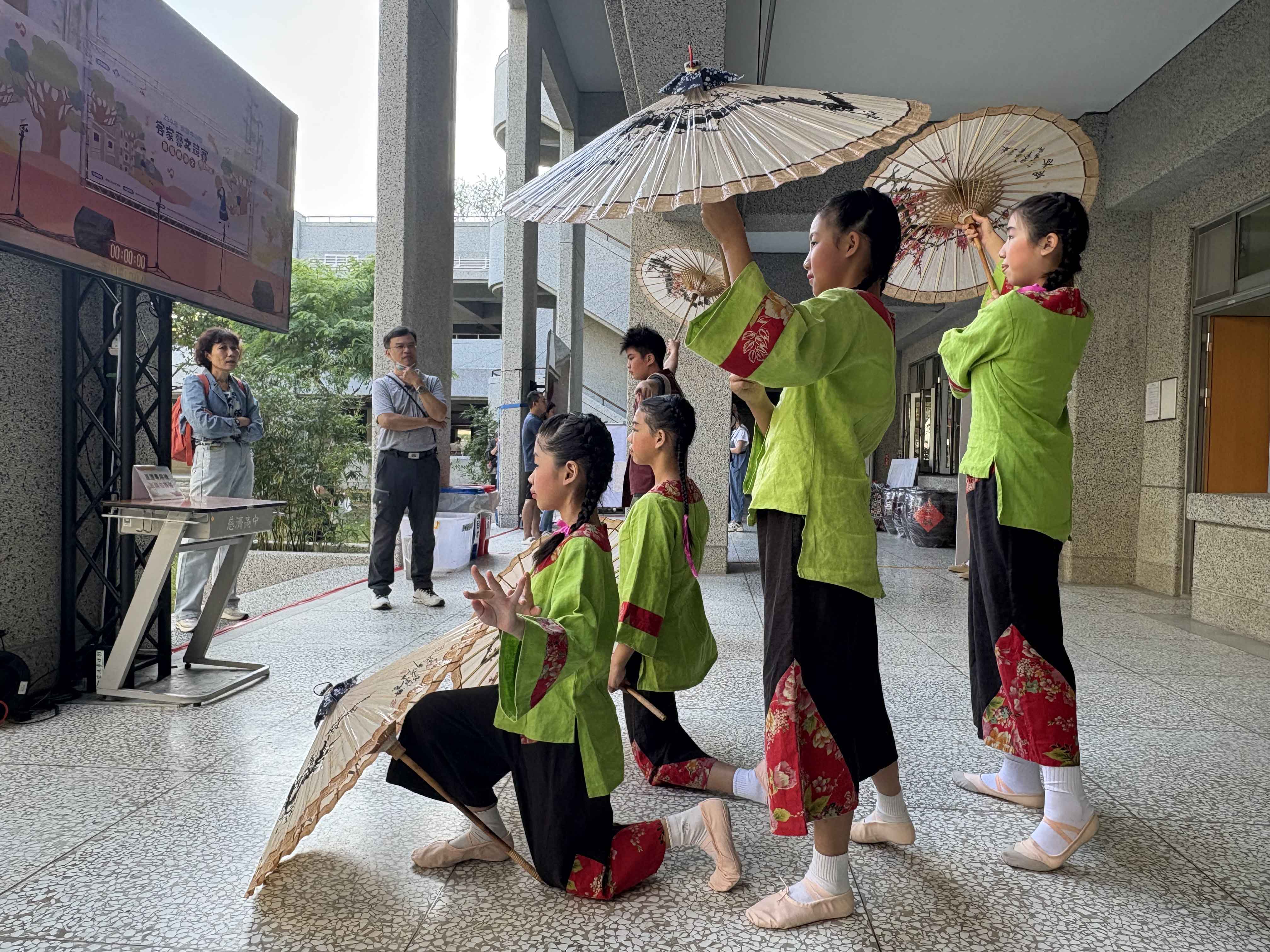 美麗的身影與油紙傘相輝映，令人流連駐足。(屏東麟洛國小授權)