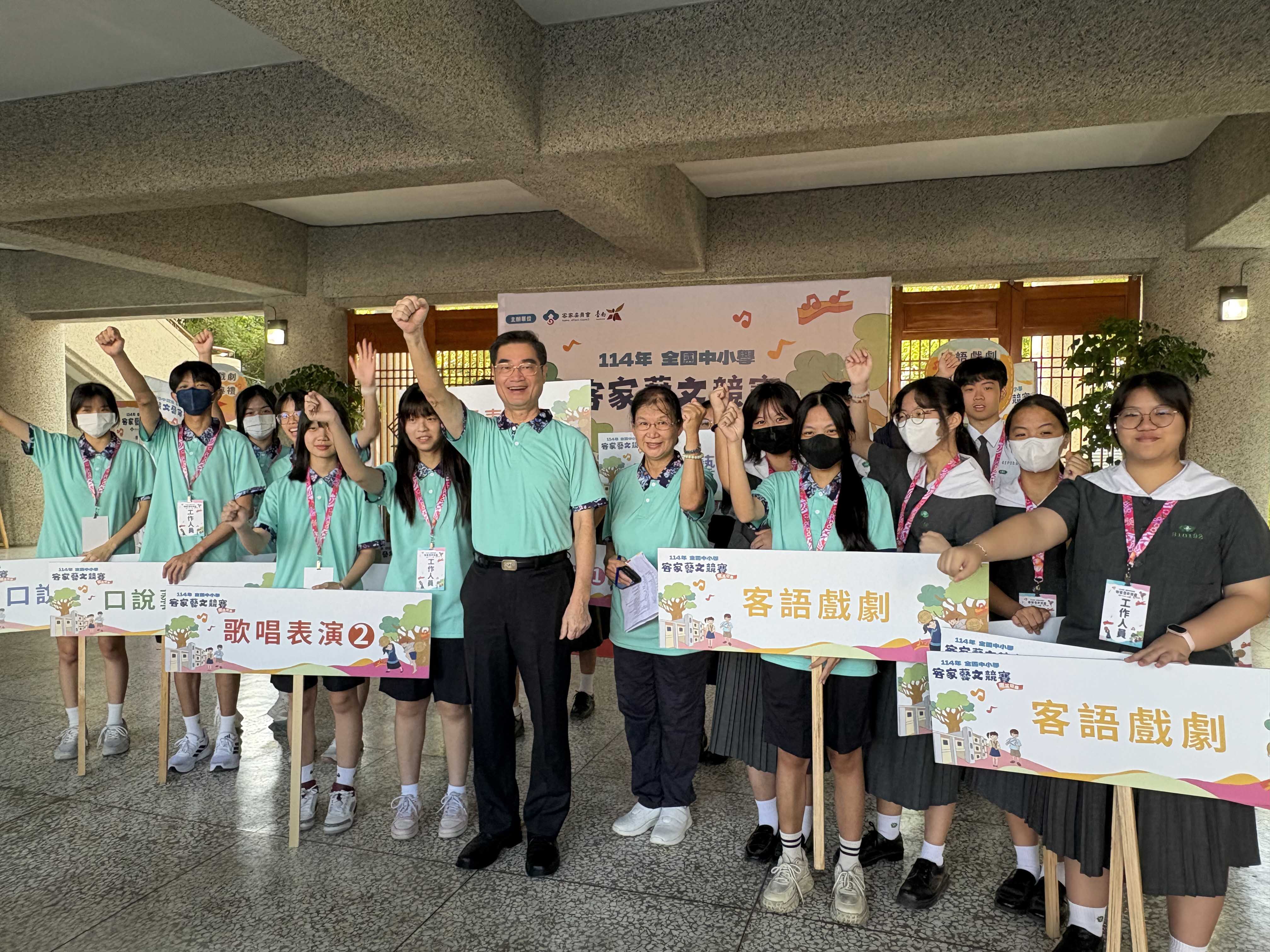 臺南慈中姚智化校長帶領高中部學生志工，透過實際服務，體驗團隊合作及應變的重要性。