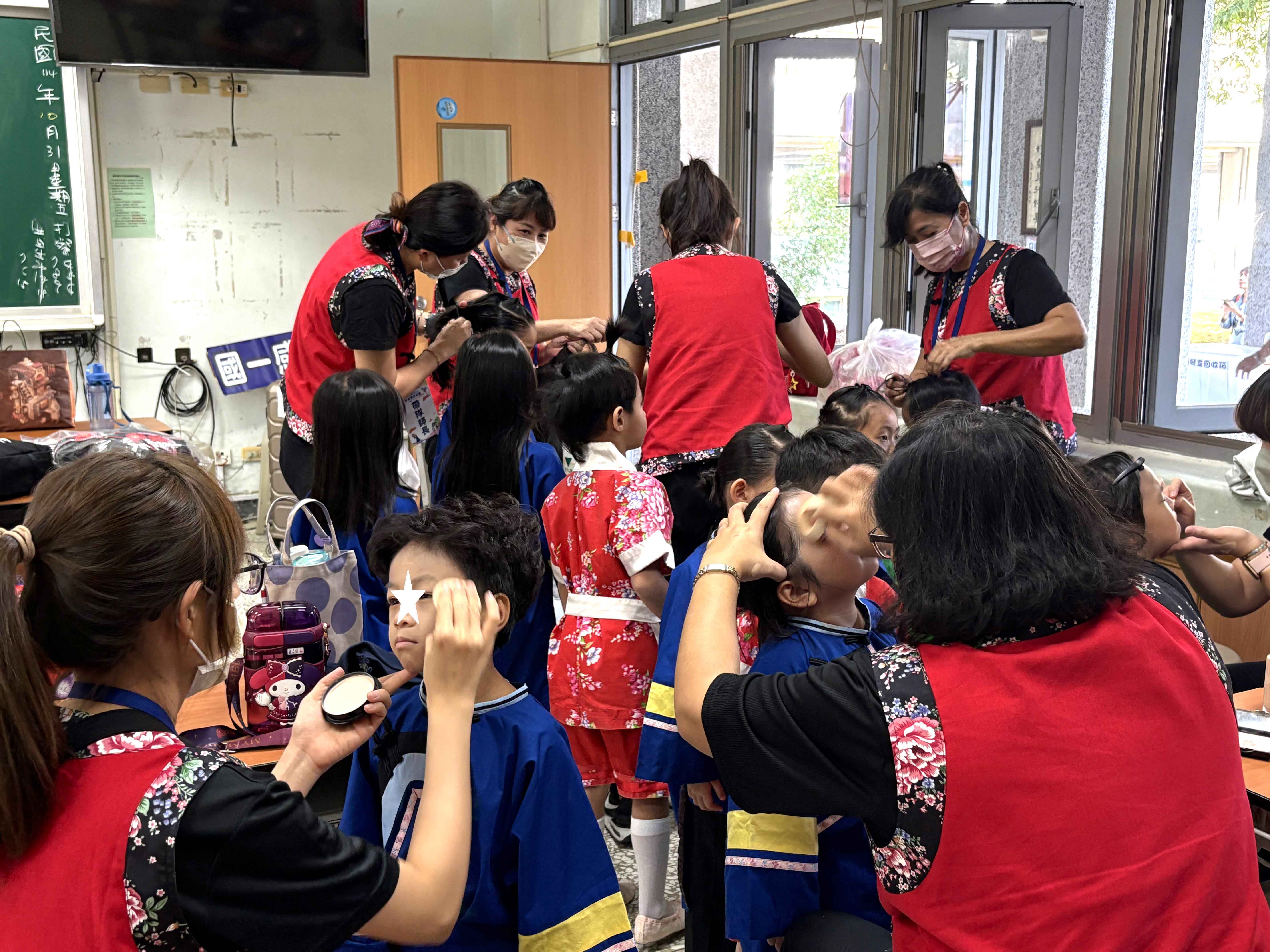 一起為賽前做最後的準備，感謝師長的精心打理，讓小選手們更有自信！。(屏東萬巒鄉立幼兒園授權)