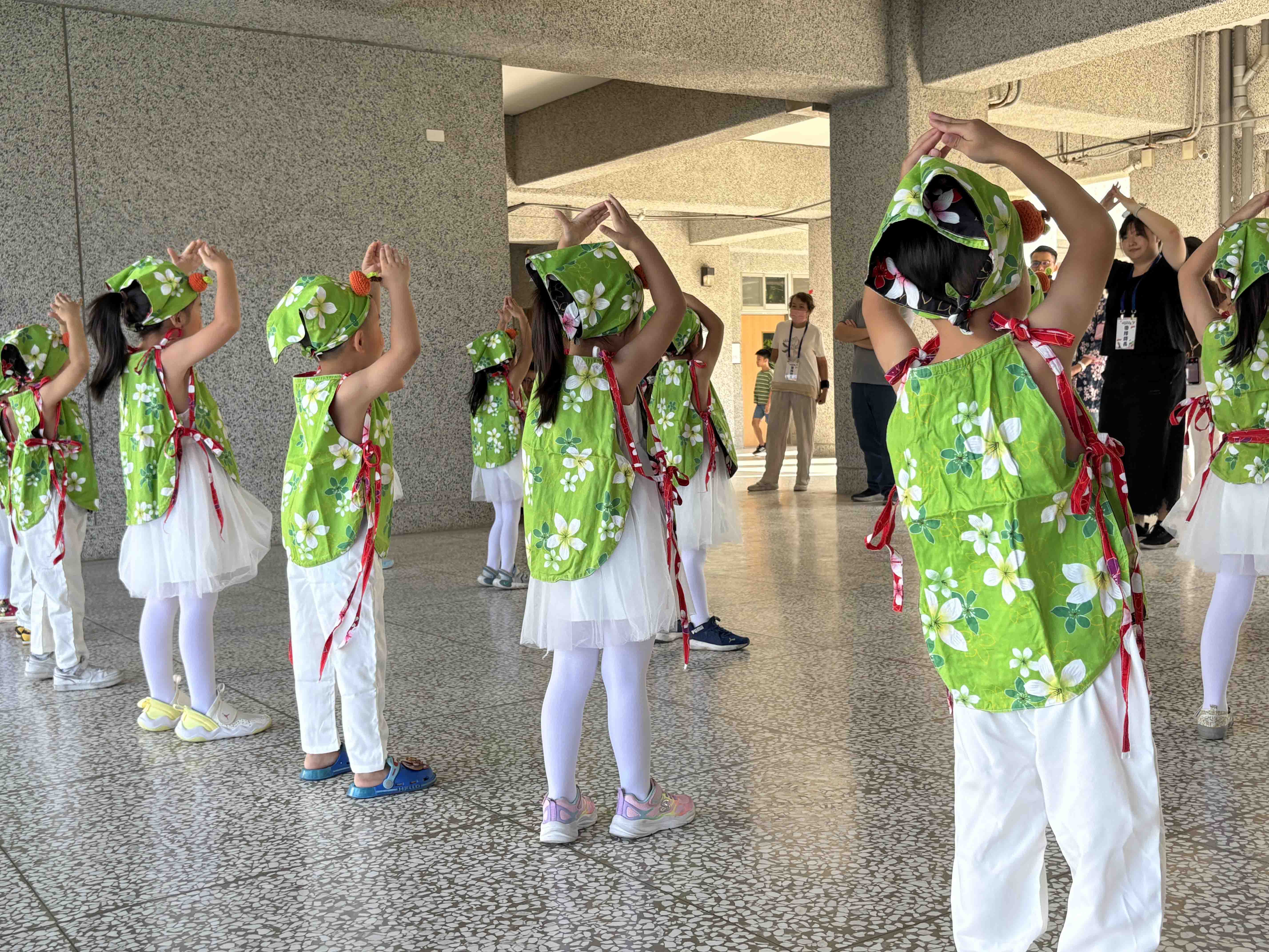 幼兒園組活潑可愛的客家歌聲及舞蹈，像魔法般令人開心了起來。(高雄市立裕誠幼兒園授權)