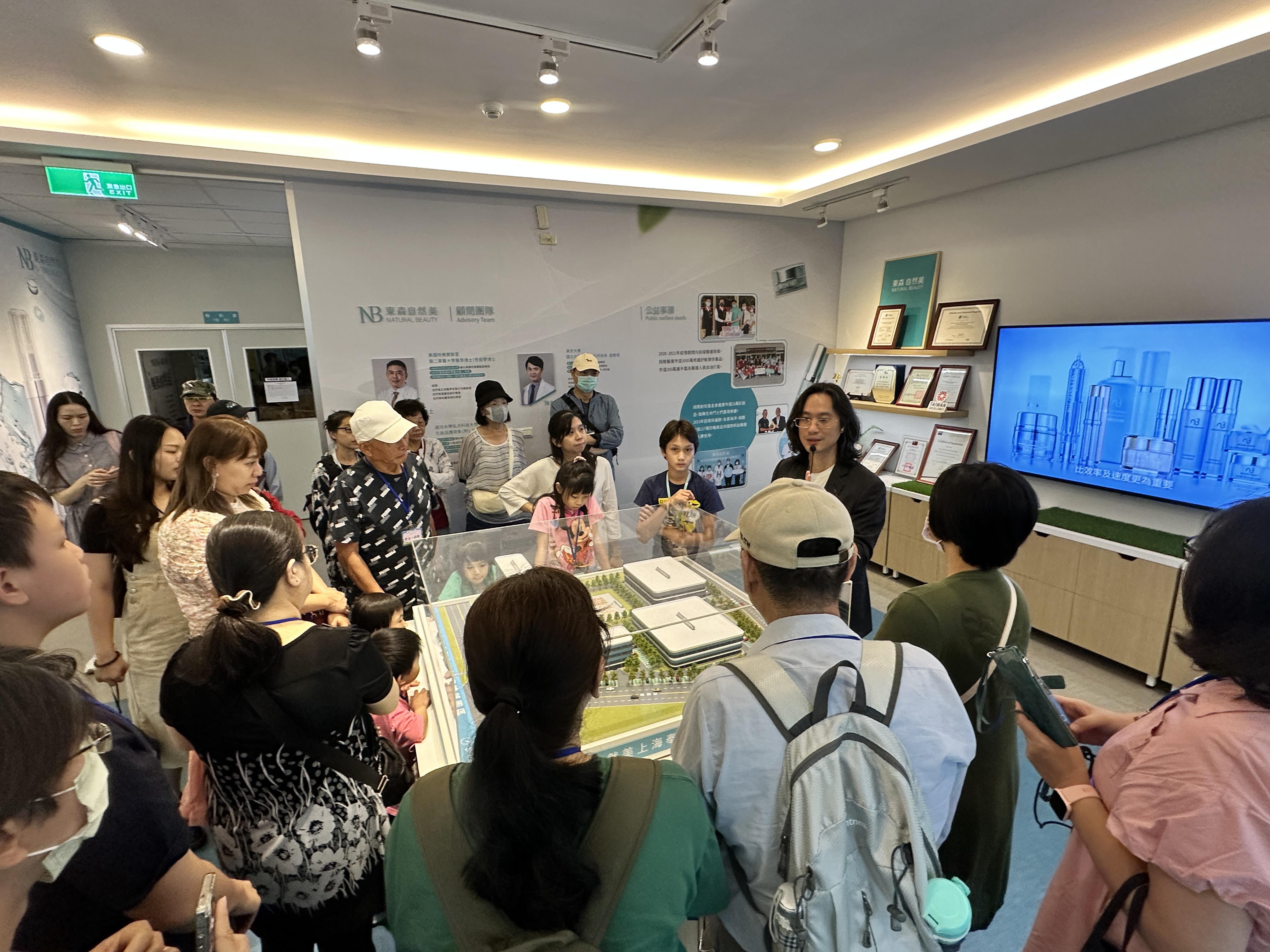 新北市自98年起積極輔導傳統產業轉型為觀光工廠與產業文化館，透過結合教育體驗與休閒。