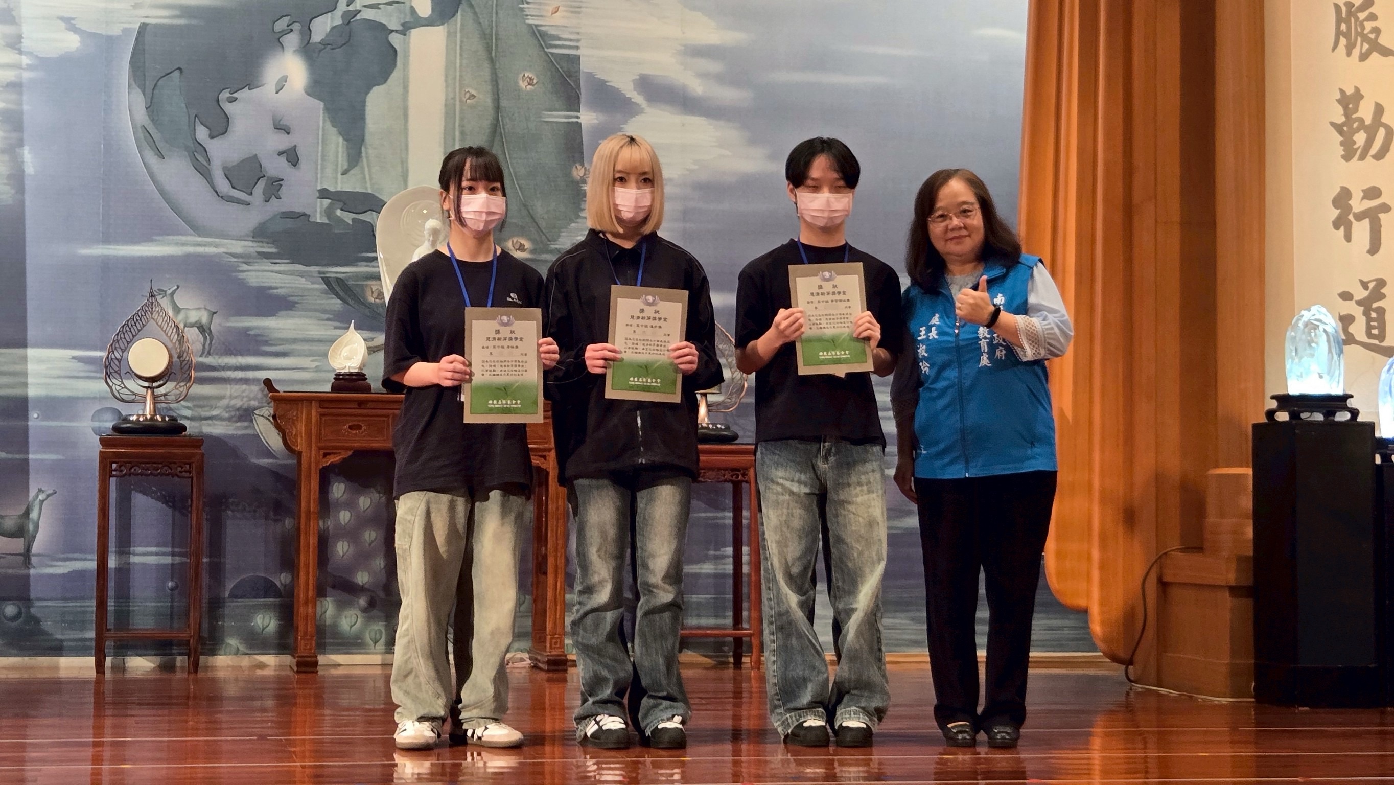 南投縣政府教育處王處親臨頒獎給三胞胎學子。