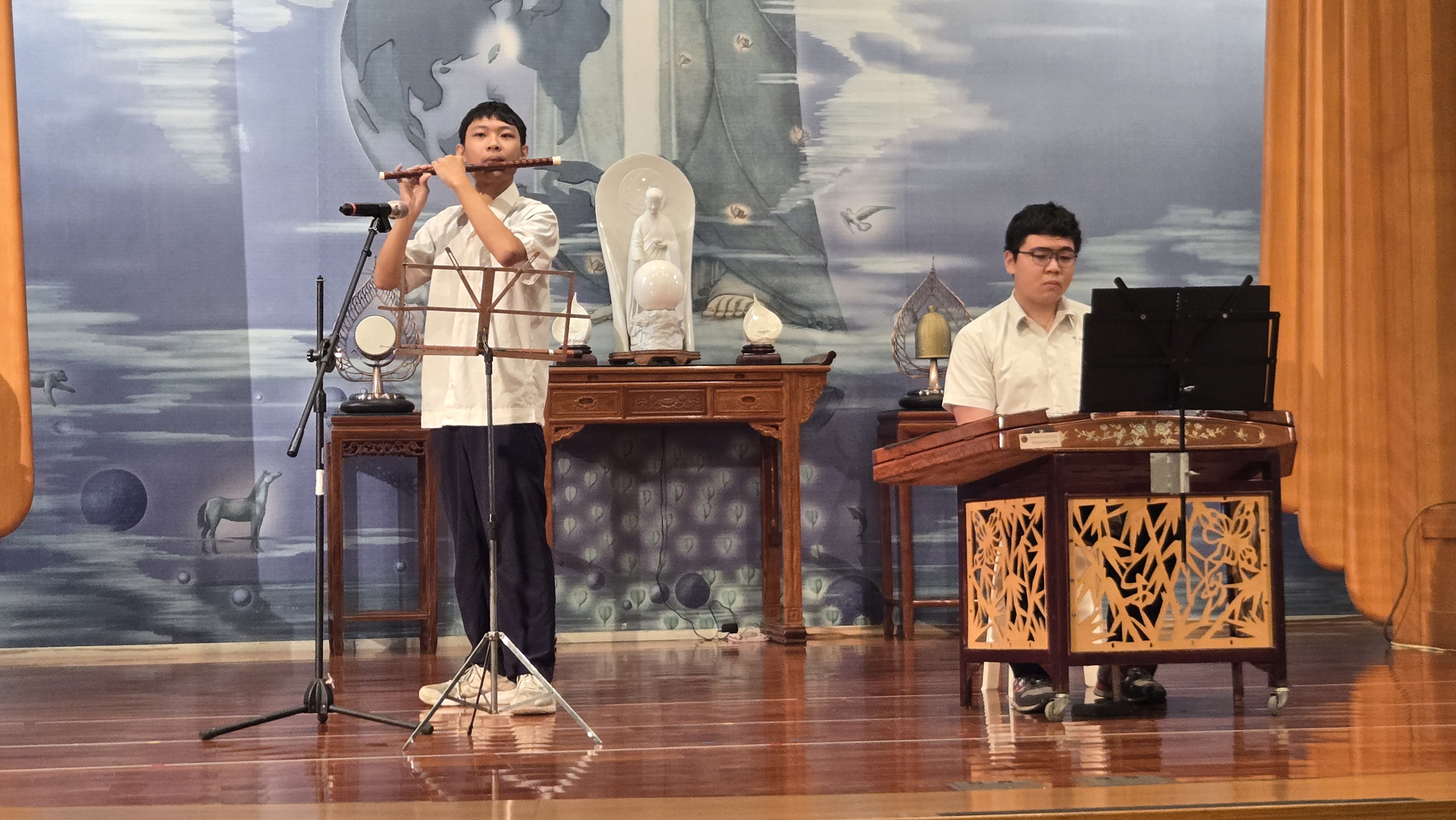 學子演奏悅耳的樂音。